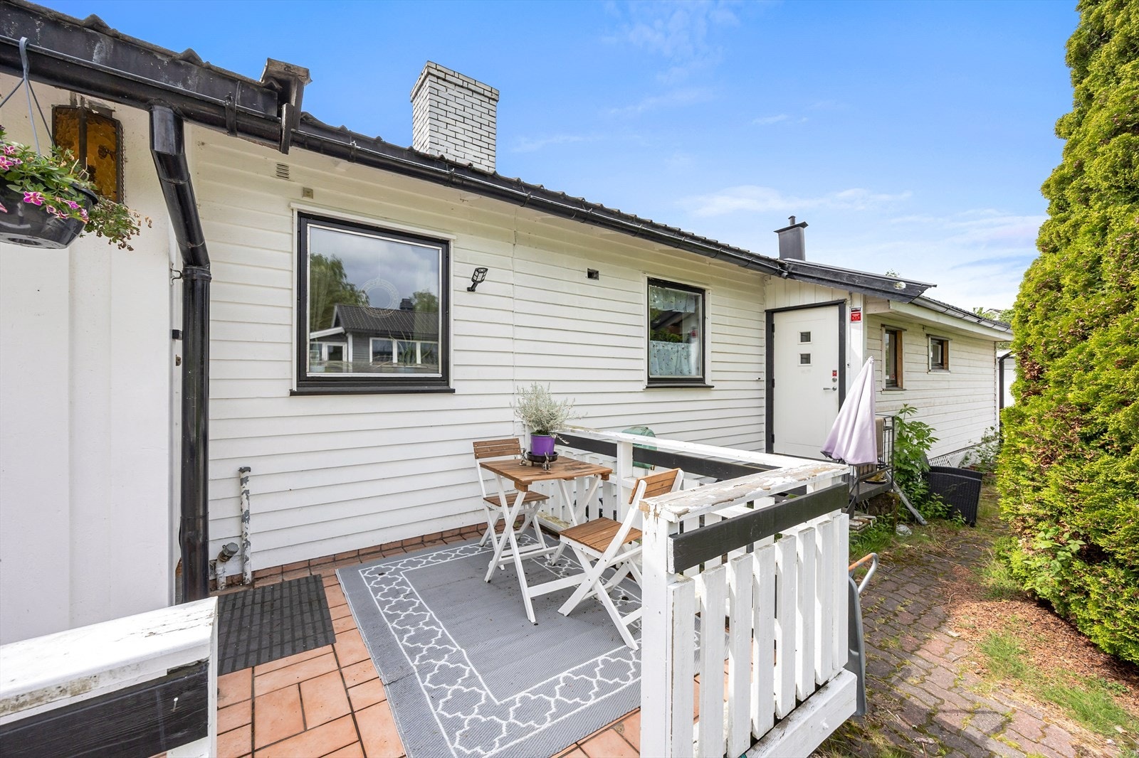 En av tre uteplasser på eiendommen. Galleribilde