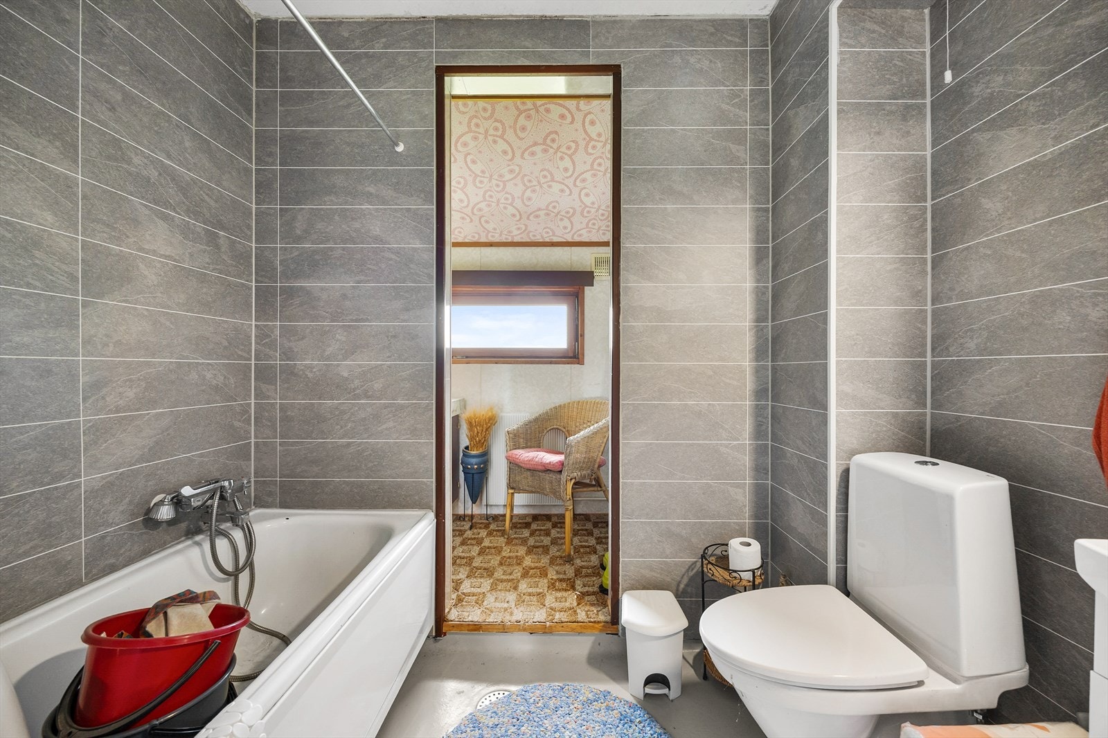 Badet i første etasje er innredet med toalett og badekar. Galleribilde