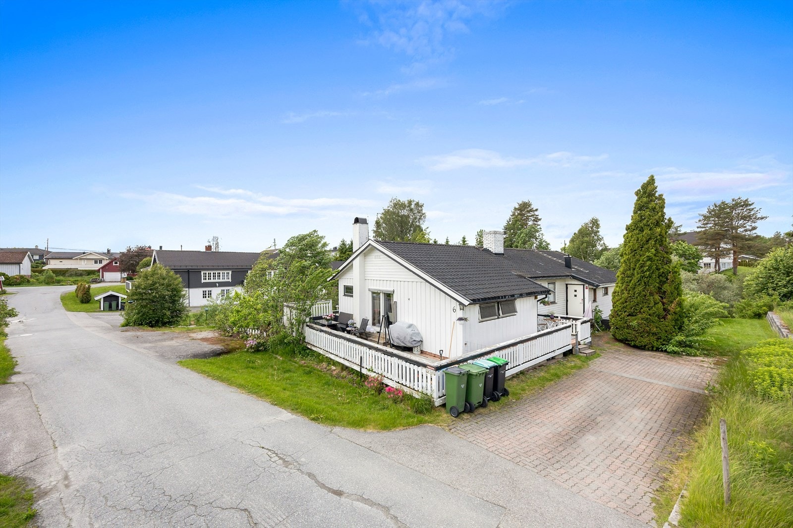 Fra Sørumsand stasjon, en kort kjøretur unna, er det hyppige togavganger til Lillestrøm og Oslo. Galleribilde