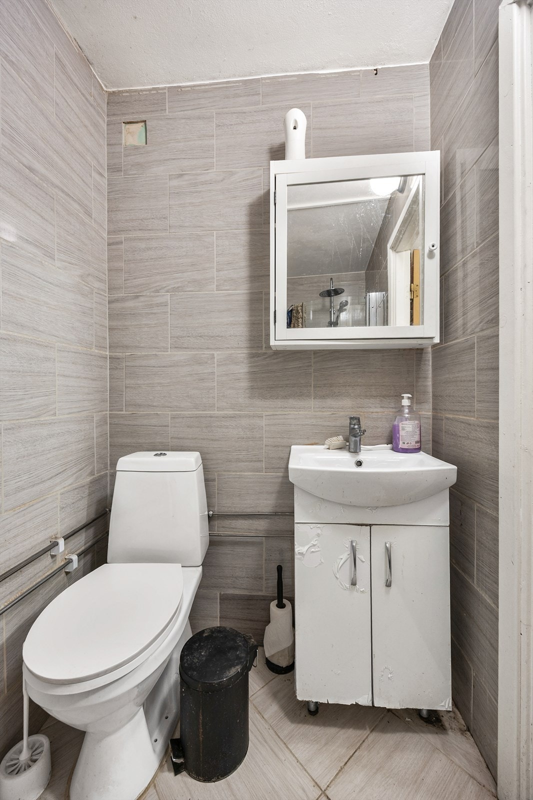 Badet i hybelen har flislagte vegger og gulv. Galleribilde