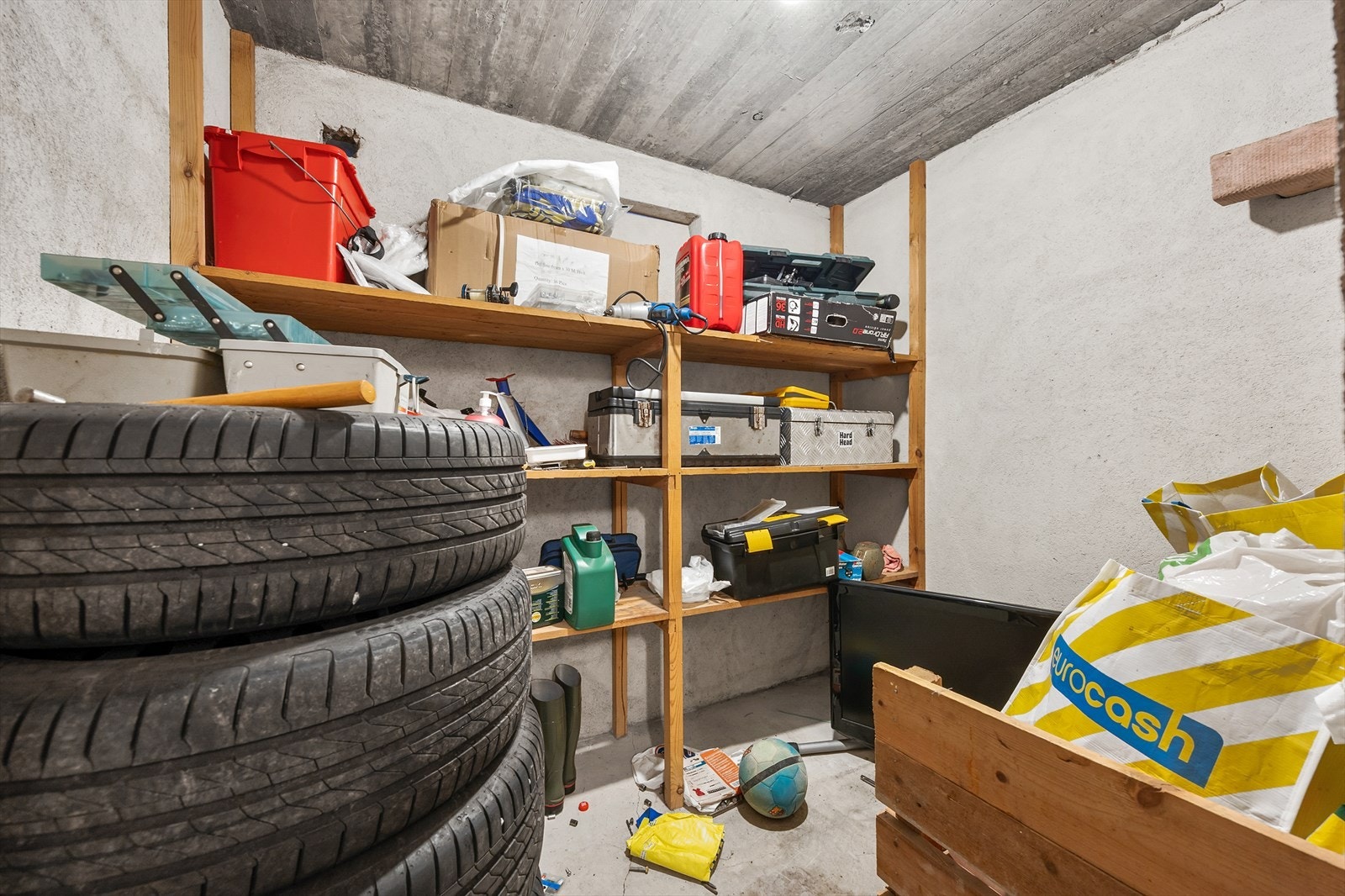 I underetasjen finnes det også en praktisk bod for lagring. Galleribilde