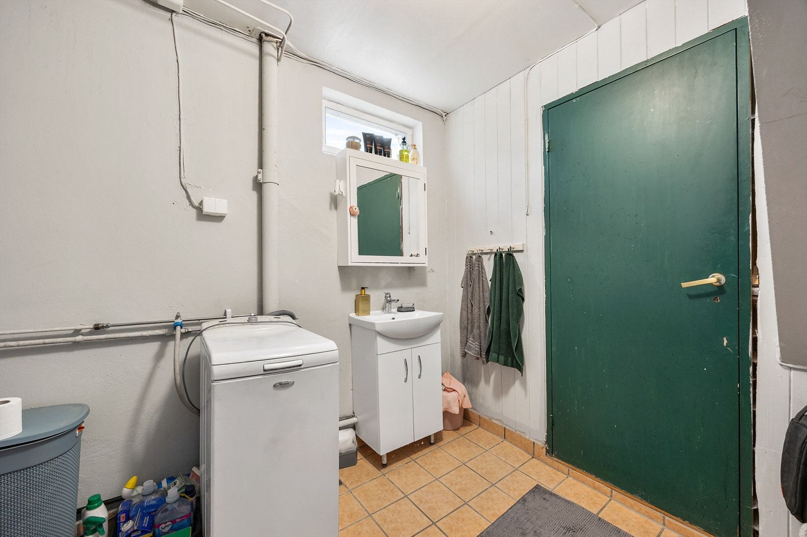 Rommet har opplegg for vaskemaskin og servant. Galleribilde