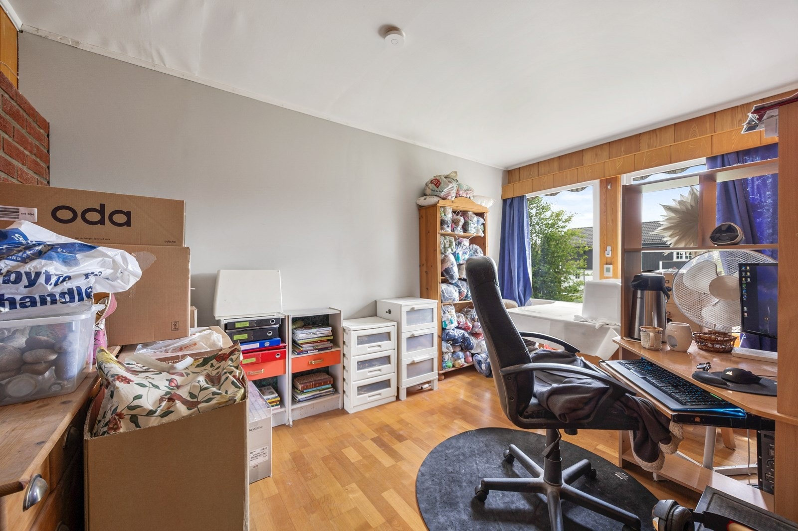 Et lyst rom med flere bruksmuligheter, som for eksempel kontor eller soverom. Galleribilde