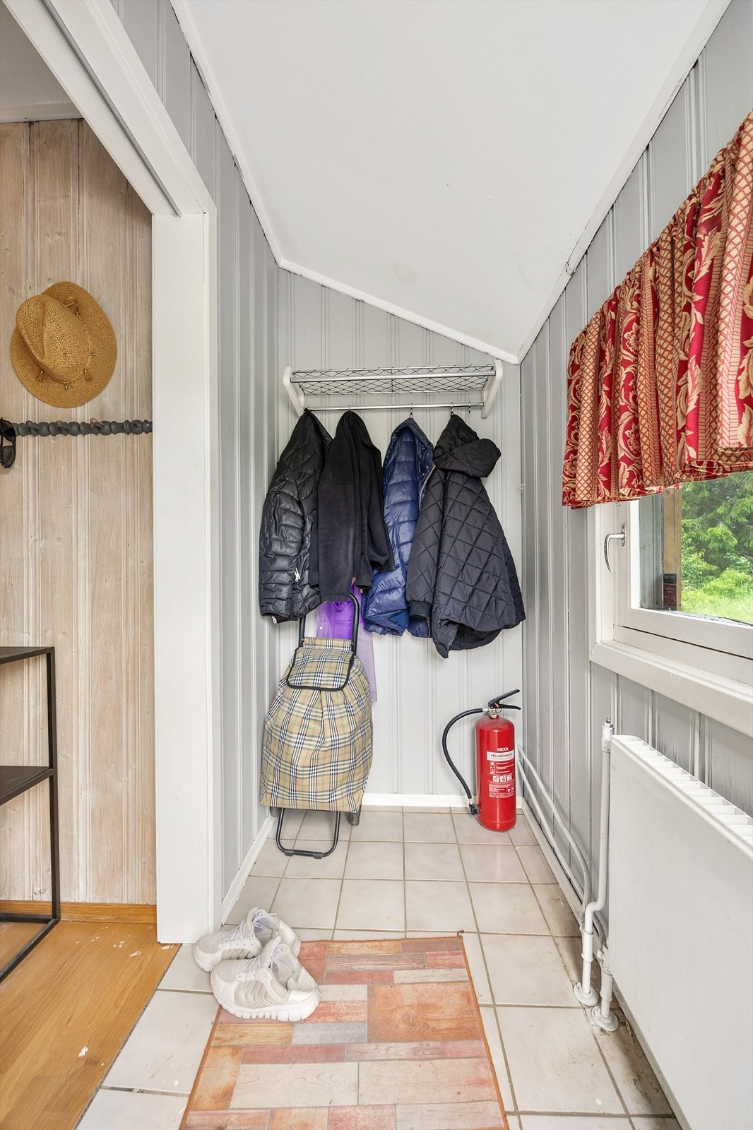 Entré med plass til å henge fra seg yttertøy. Galleribilde