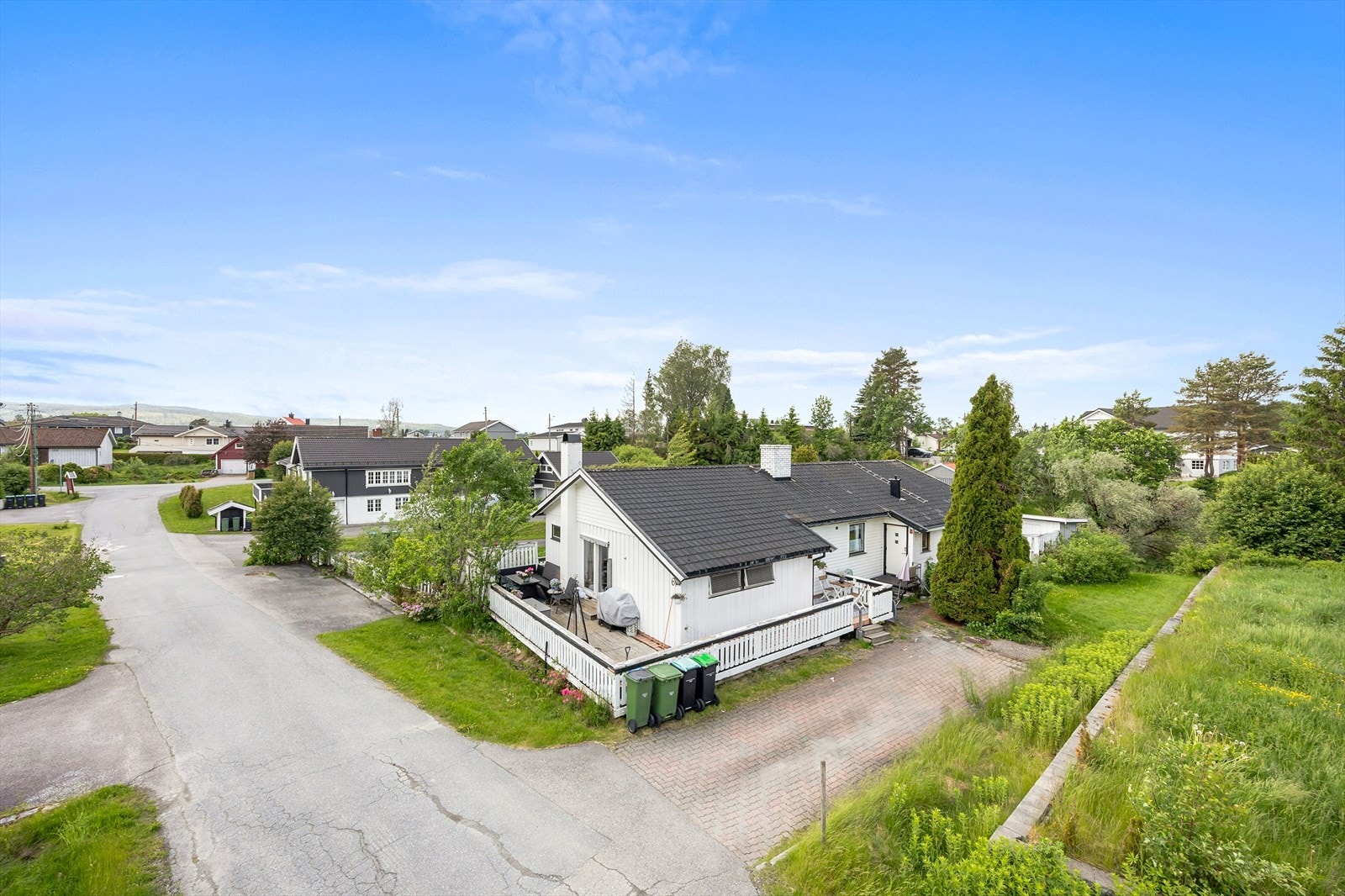 Dette er en enebolig fra 1967 med en romslig tomt og en egen, godkjent utleiedel i underetasjen. Galleribilde