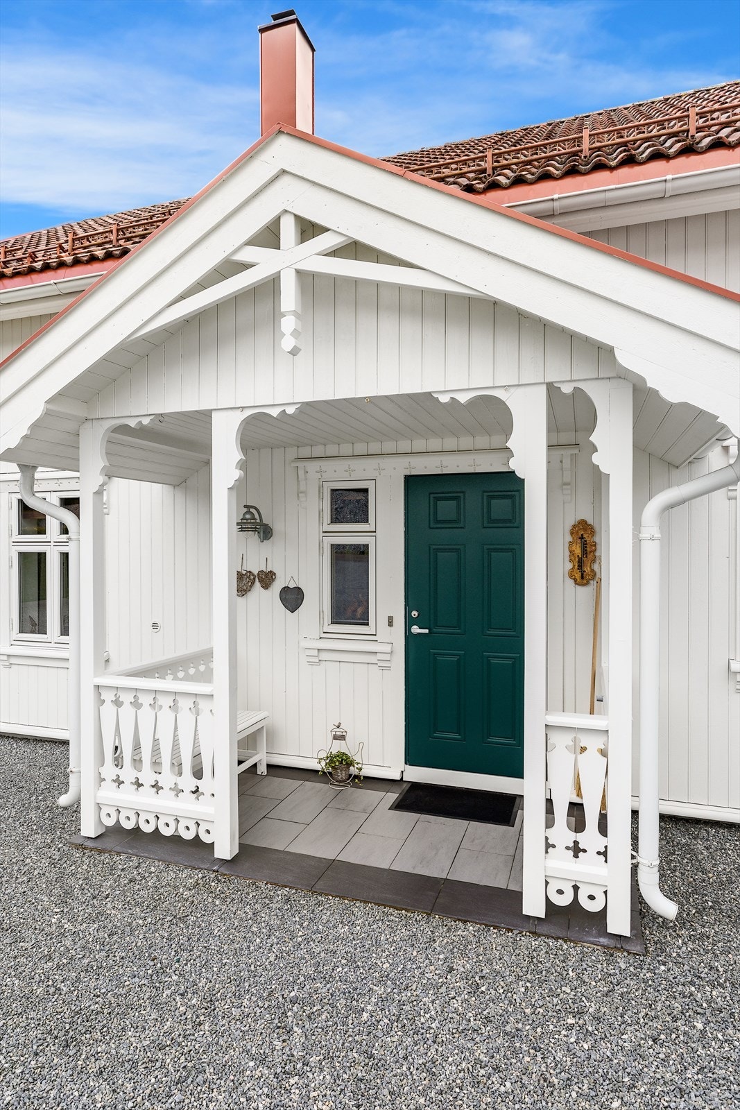 Sjarmerende og overbygget inngangsparti med forseggjorte detaljer. Galleribilde