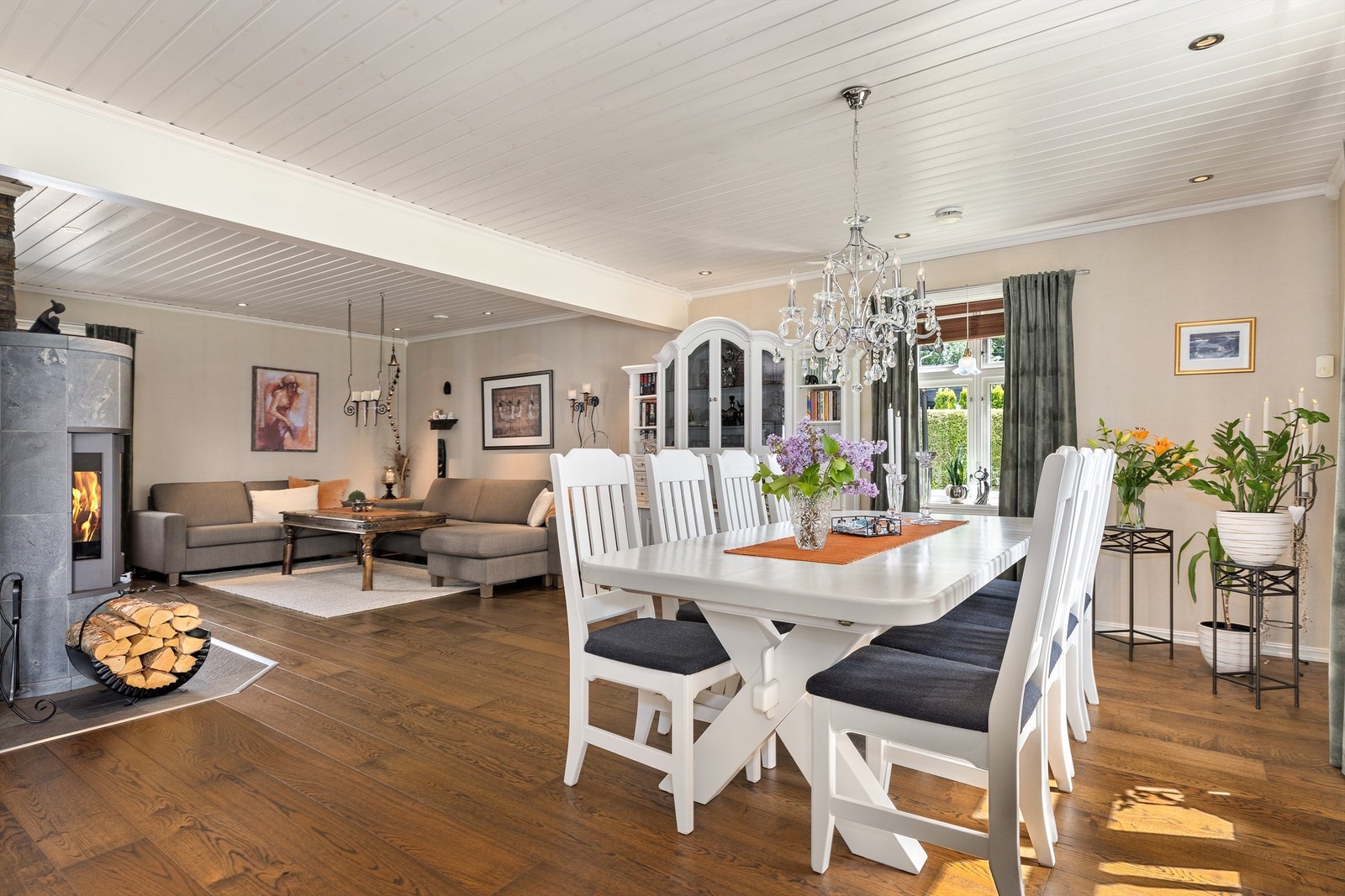 Stuen har en åpen og sosial planløsning med god plass til både sofagruppe og spisebord. Galleribilde