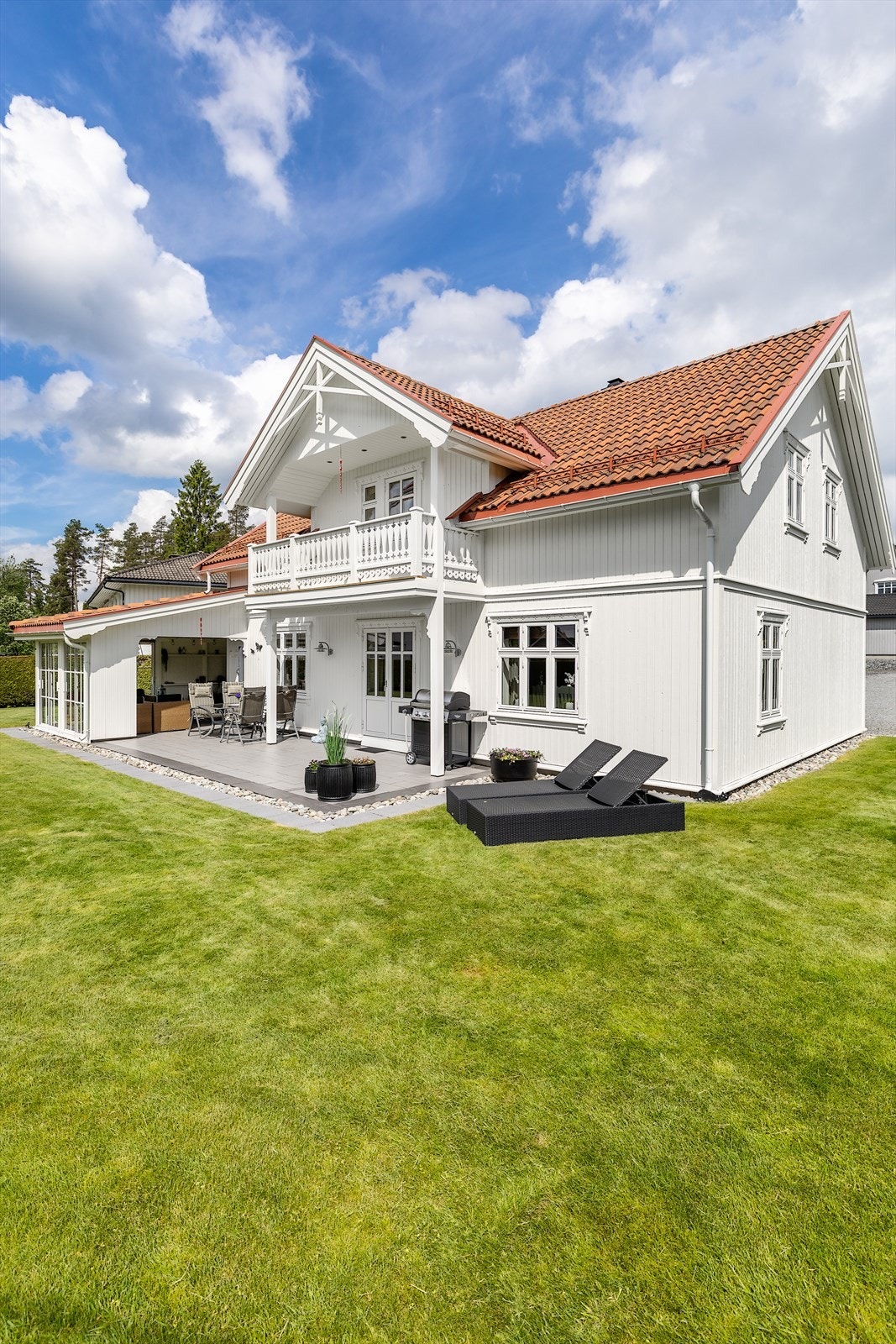 Stor, usjenert hage og en terrasse på 44 m² gir rikelig med plass for aktivitet og rekreasjon. Herfra er det kort vei til badeplassen i Gansvika. Galleribilde