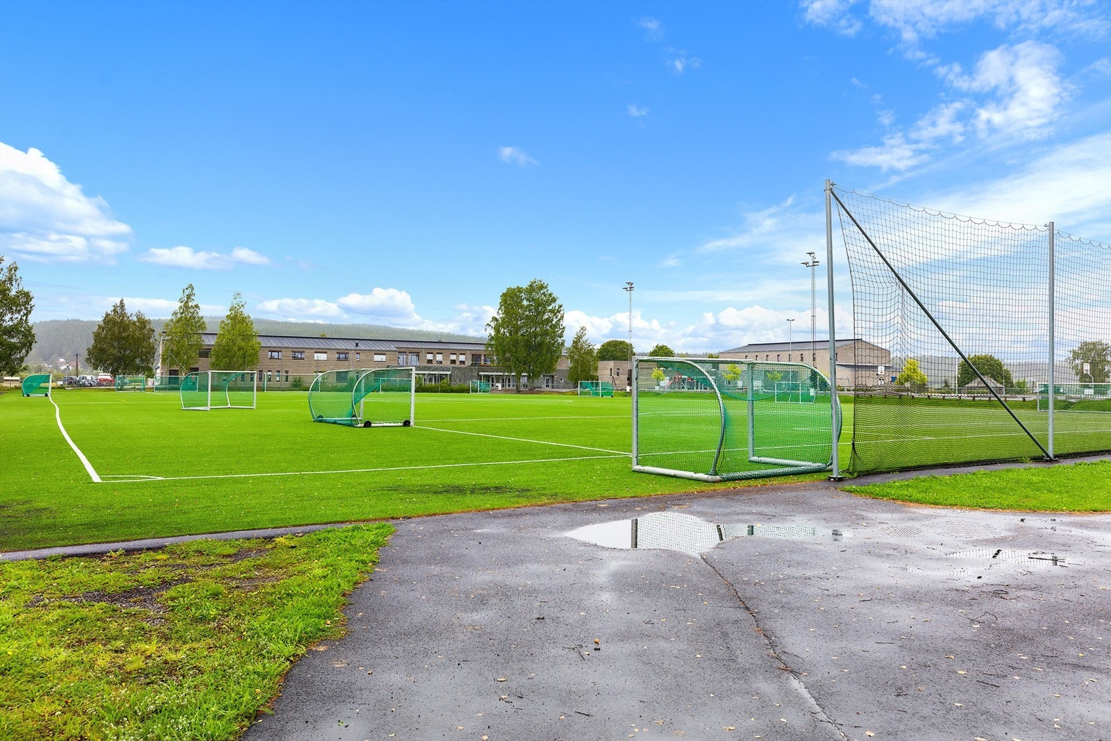 Dalen idrettslag, med tilbud som fotball og innebandy, ligger like i nærheten. Galleribilde