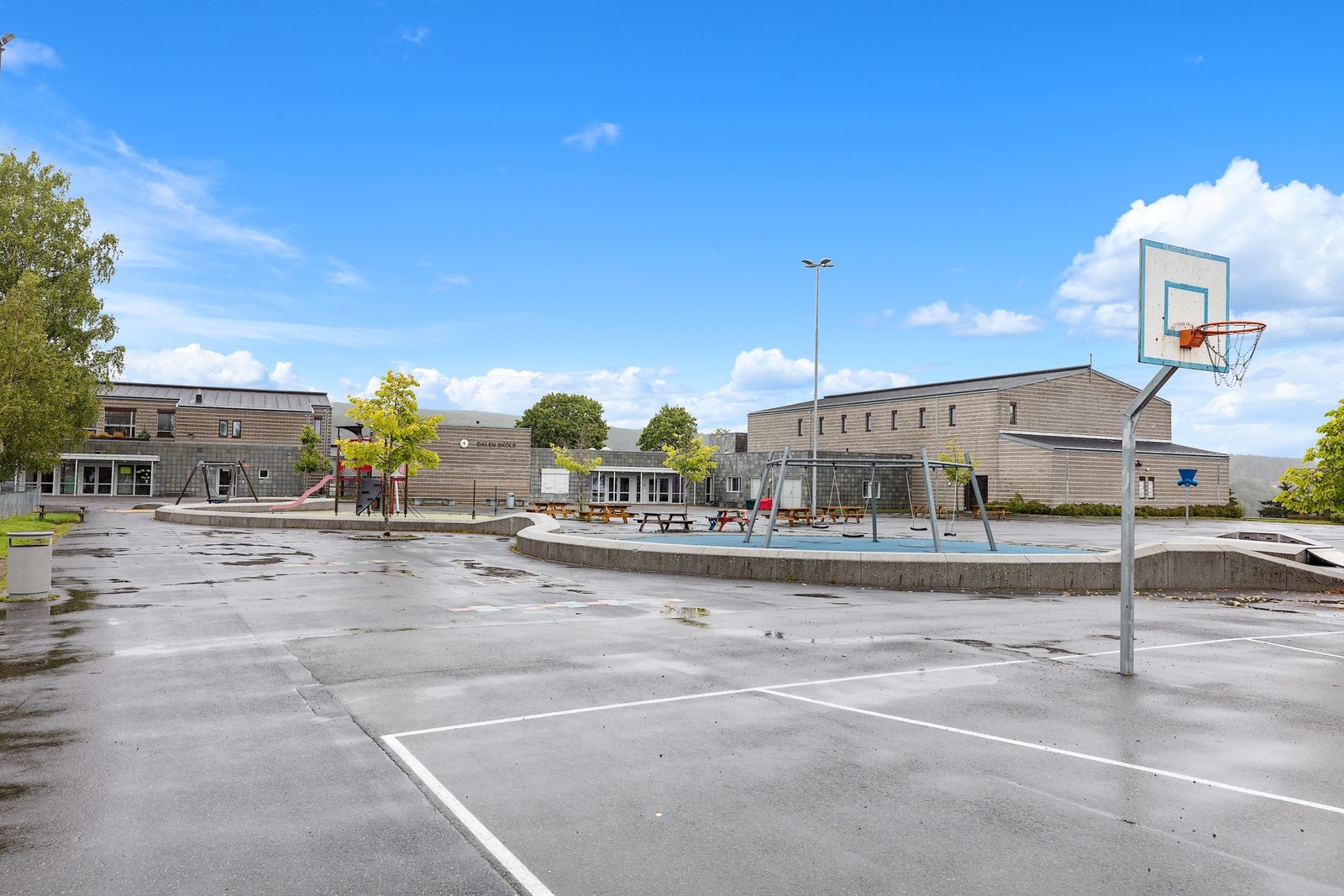 Dalen skole (1-7. trinn) ligger kun en kort kjøretur unna, ca. 3,2 km fra boligen. Galleribilde