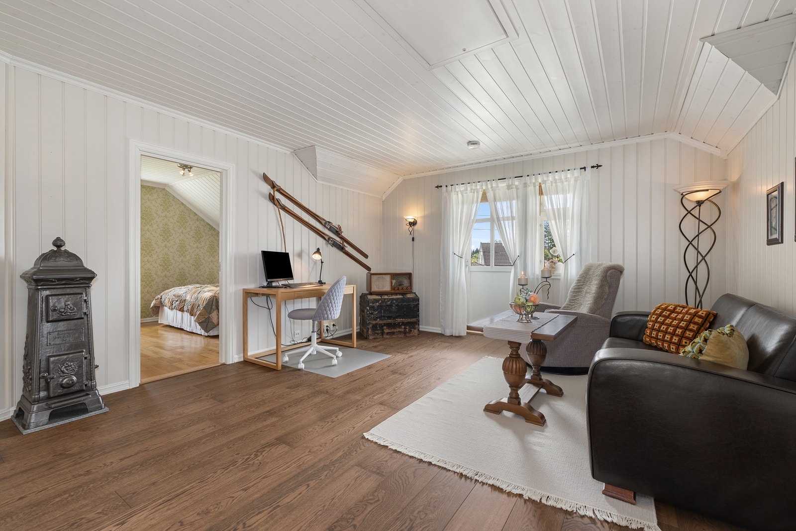 I loftsetasjen finner du en ekstra stue, perfekt som TV-krok, kontor eller lekerom. Galleribilde