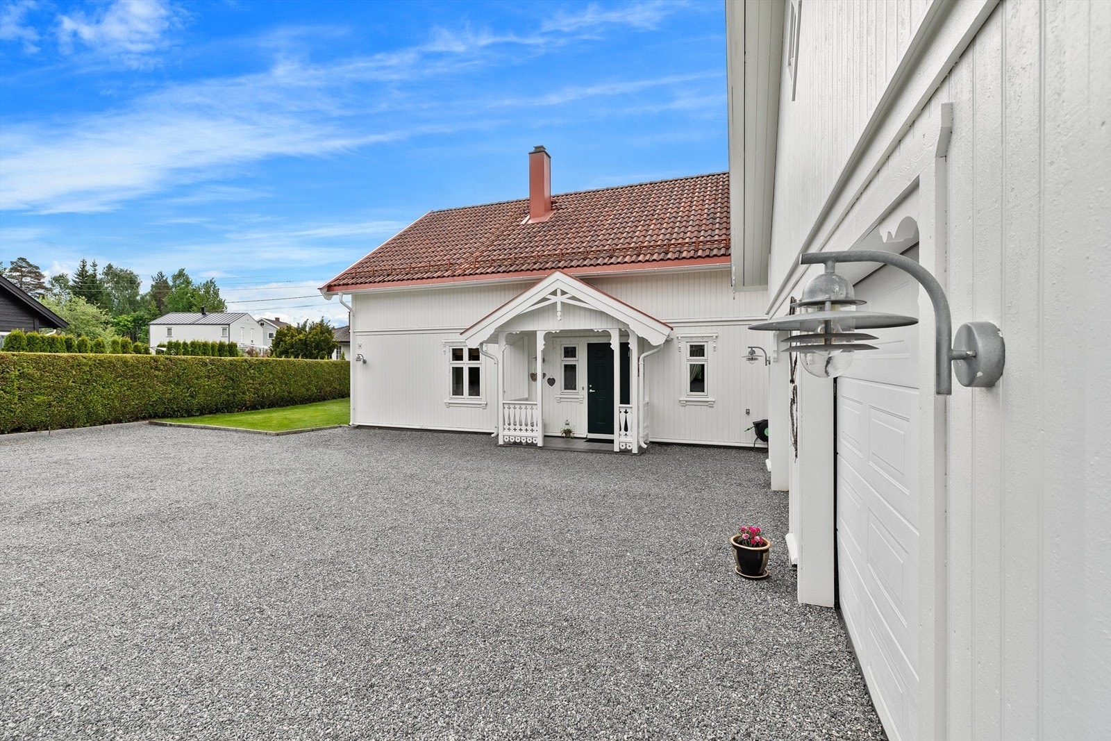 Garasjen på 47 m² har et innredet lagerrom på loftet og er klargjort med lader for elbil. Galleribilde
