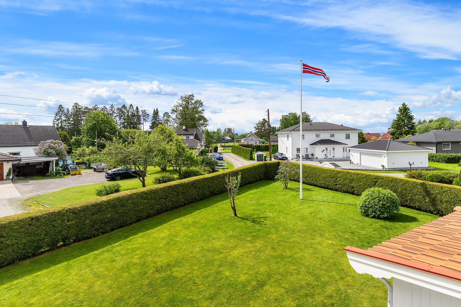 Fra boligen er det kort vei til flotte tur- og rekreasjonsmuligheter sommer som vinter. Galleribilde