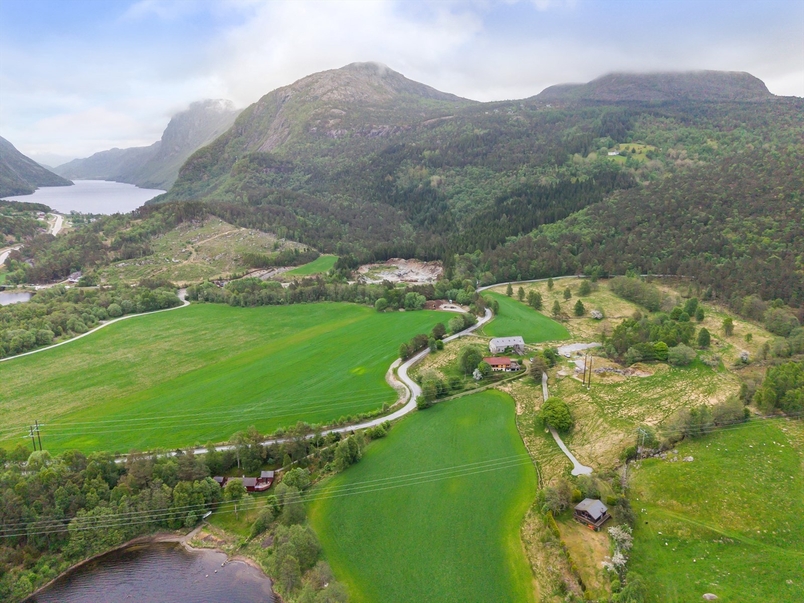 Landlig beliggenhet med god avstand til naboer. Galleribilde