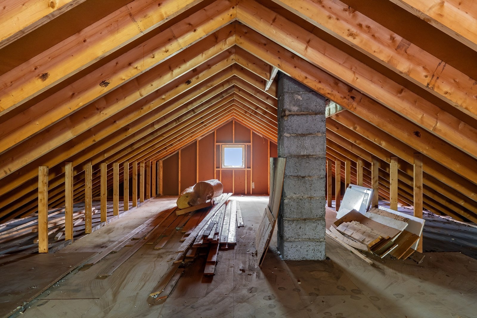 Uinnredet loft for lagring. Galleribilde