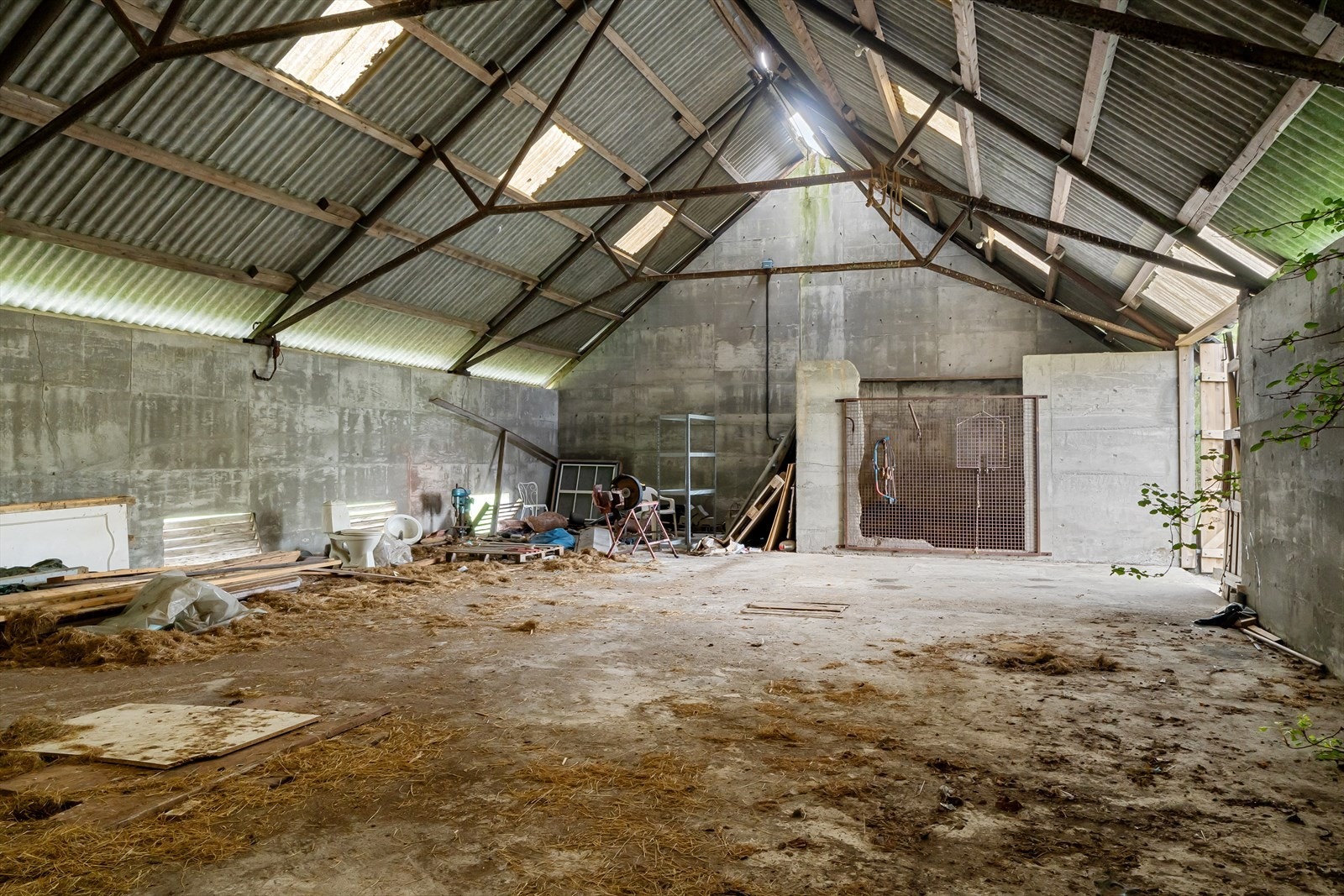 Låven i driftsbygningens øverste etasje gir et stort og åpent lagringsrom. Galleribilde