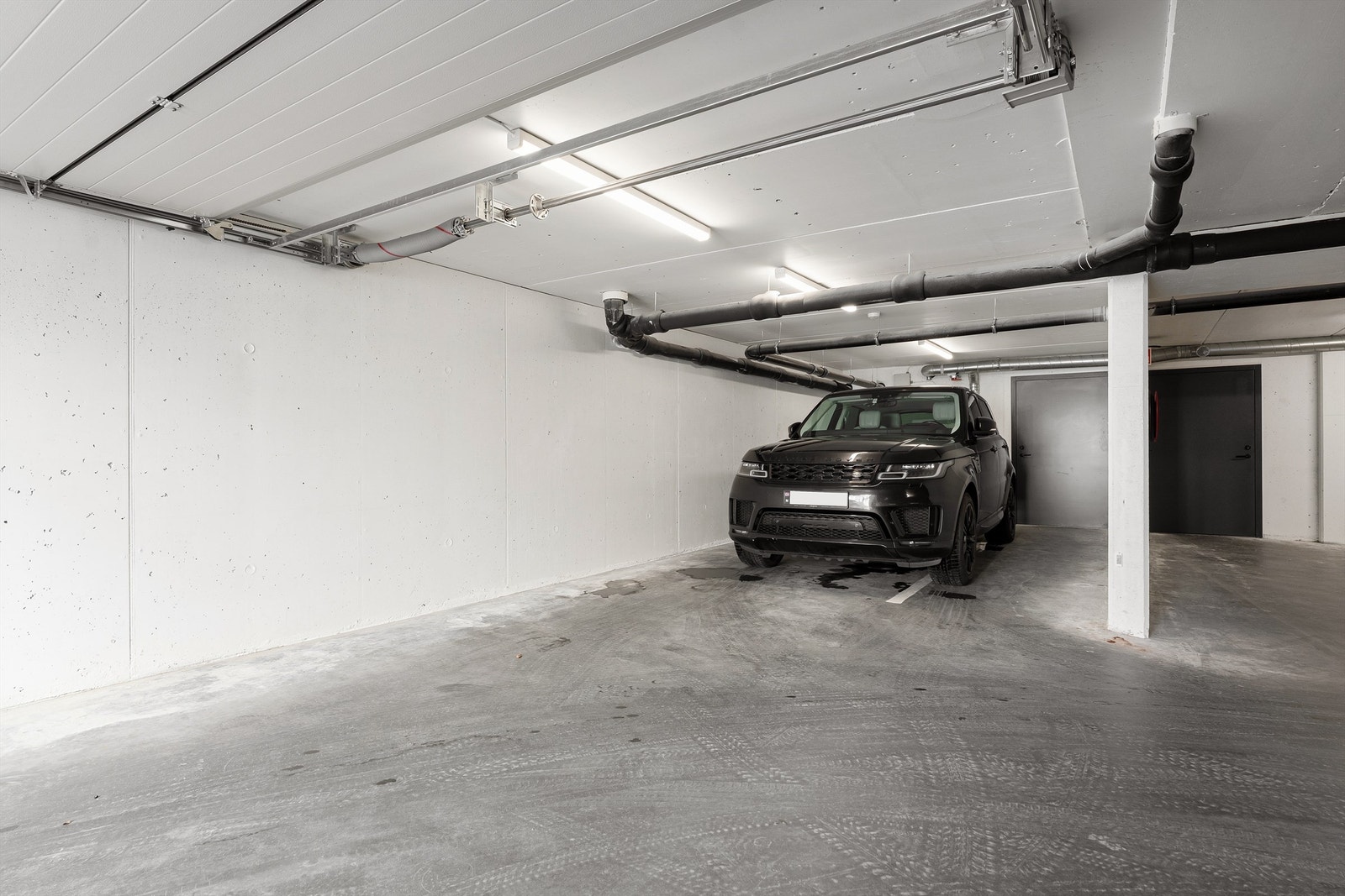 Romslig fast parkering under bygget medfølger(tinglyst) Galleribilde