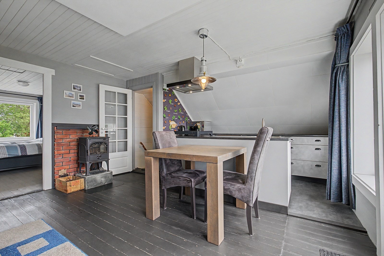 Vedovn og plass for spisebord Galleribilde