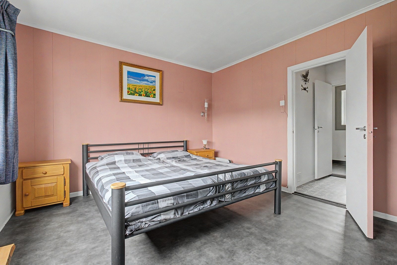 Plass for stor seng og garderober Galleribilde