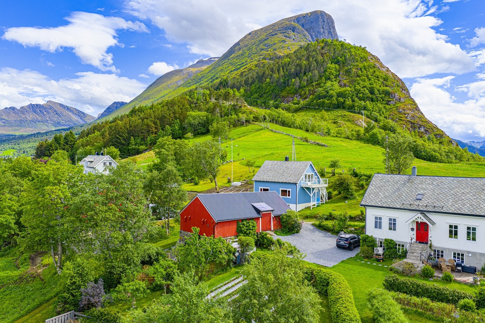 Her kommer du tett innpå naturen og flotte turmuligheter til fjells og sjøs Galleribilde