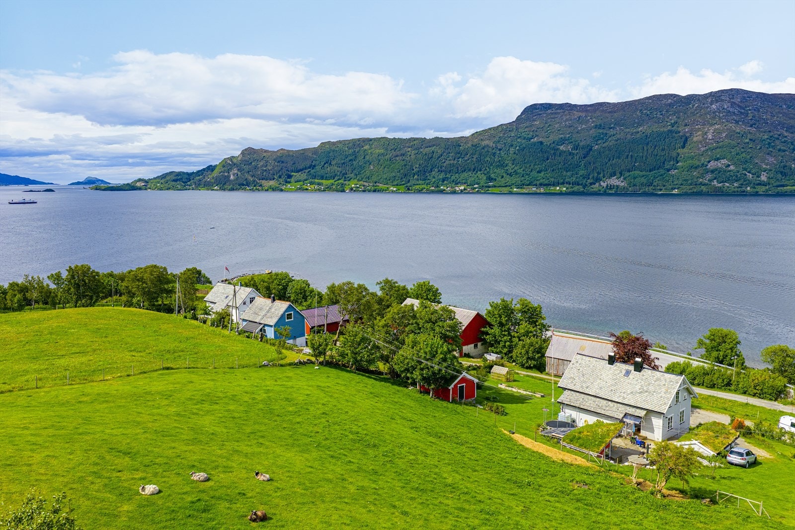 Fra eiendommen er det en kort kjøretur til Koperstad eller Lauvstad for ferje videre til Larsnes og Volda Galleribilde