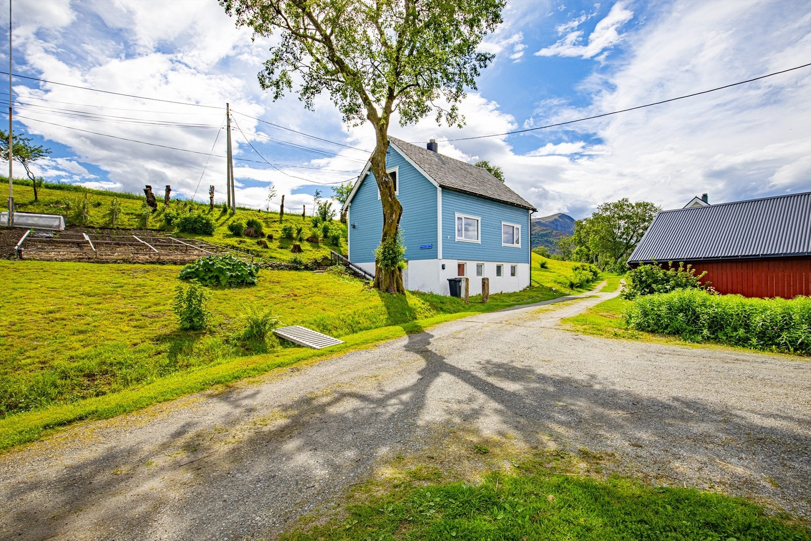 Et småbruk med en idyllisk beliggenhet og sjarmerende bolig Galleribilde