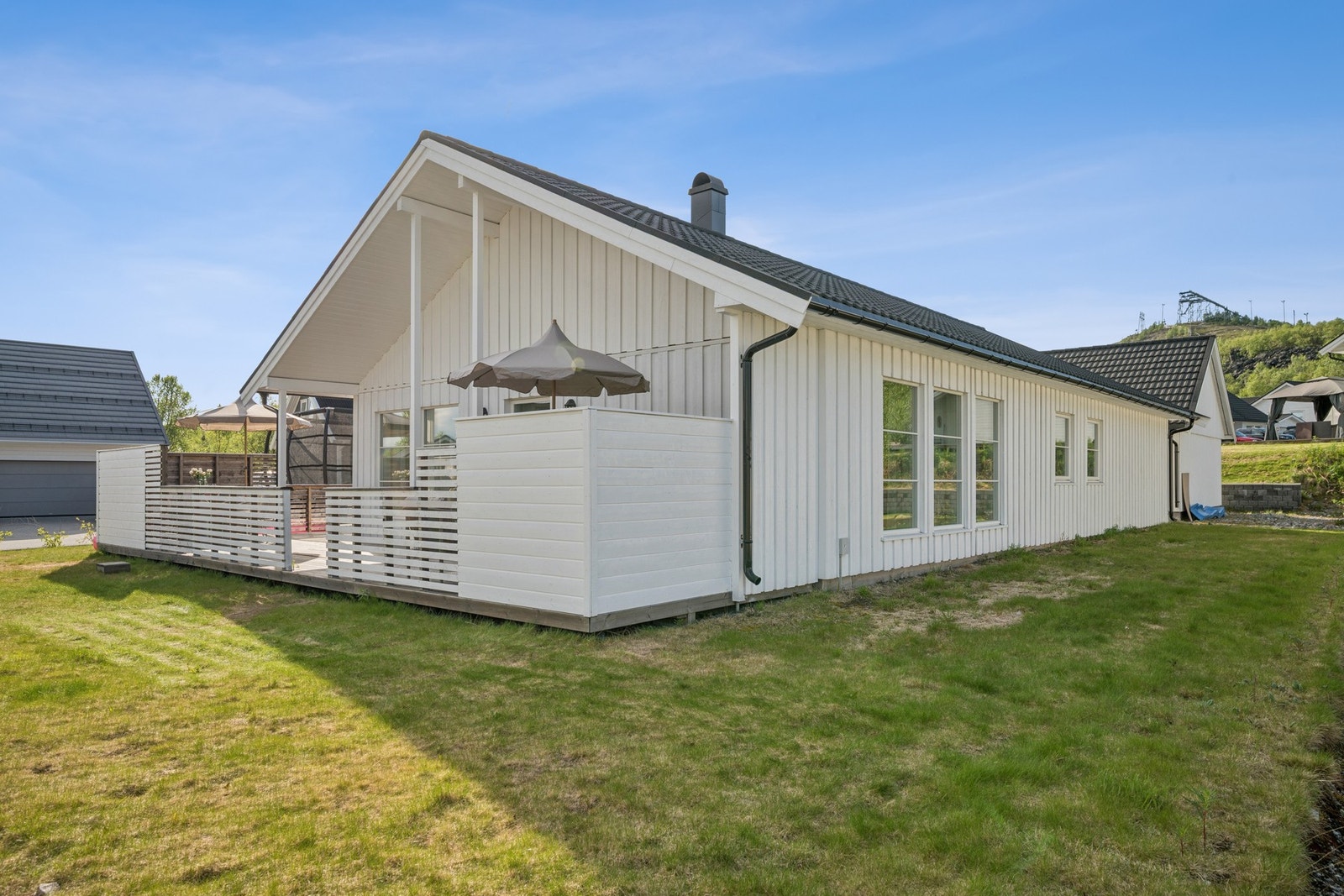 Eiendommen har en stor platting på 44 m² og en opparbeidet hage med plen. Galleribilde