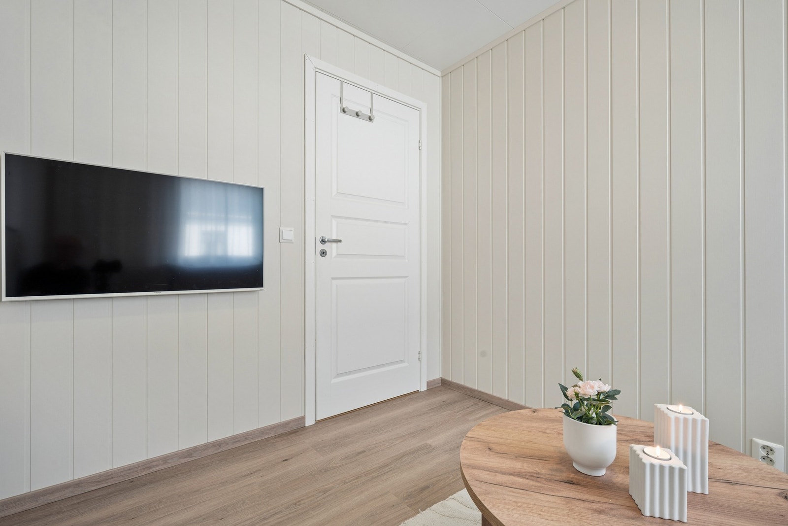 Veggplater malt i 2025 gir rommene et tidsriktig og rent uttrykk. Galleribilde