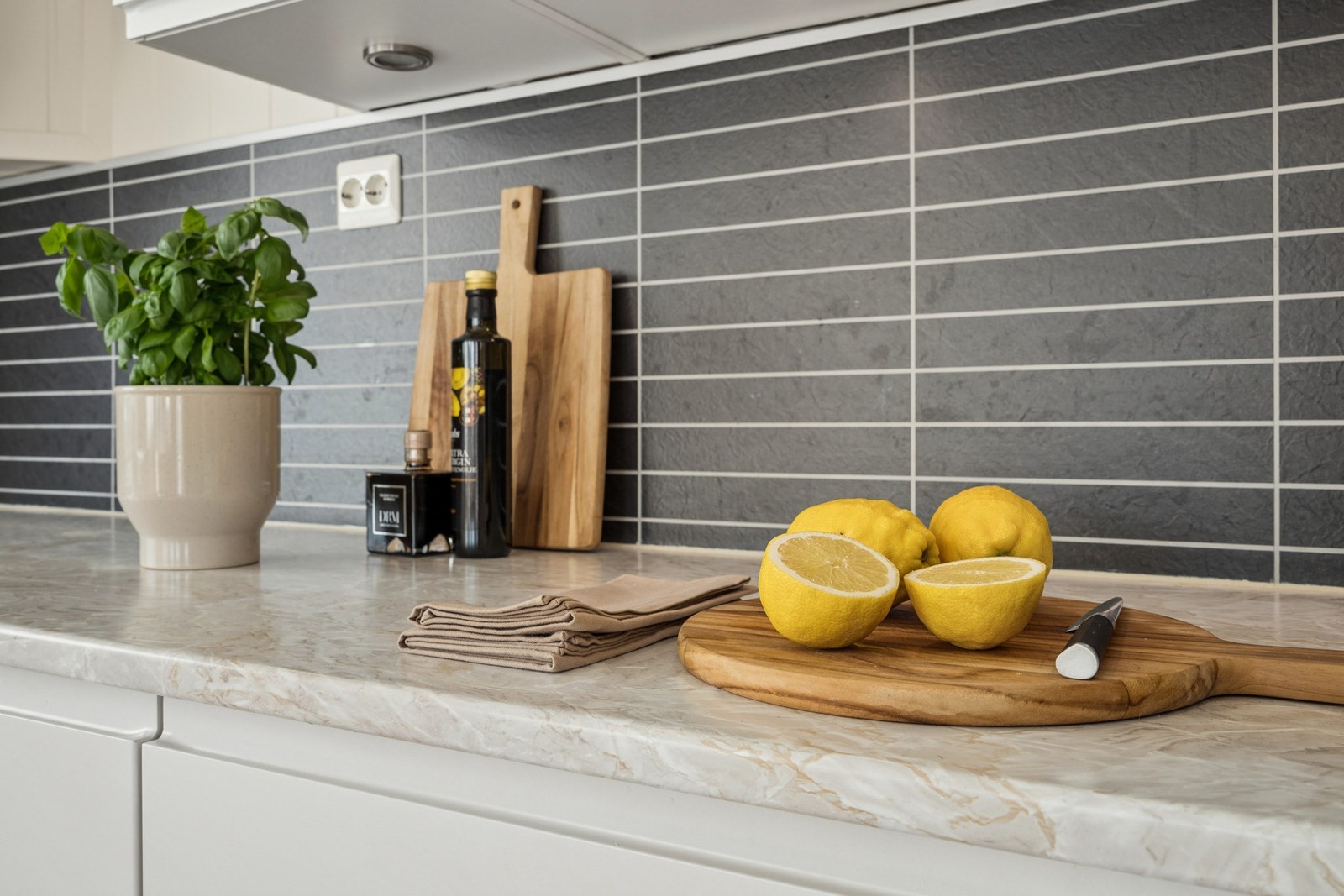 Kitchenboard på veggen over benkeplaten beskytter og er enkel å rengjøre. Galleribilde