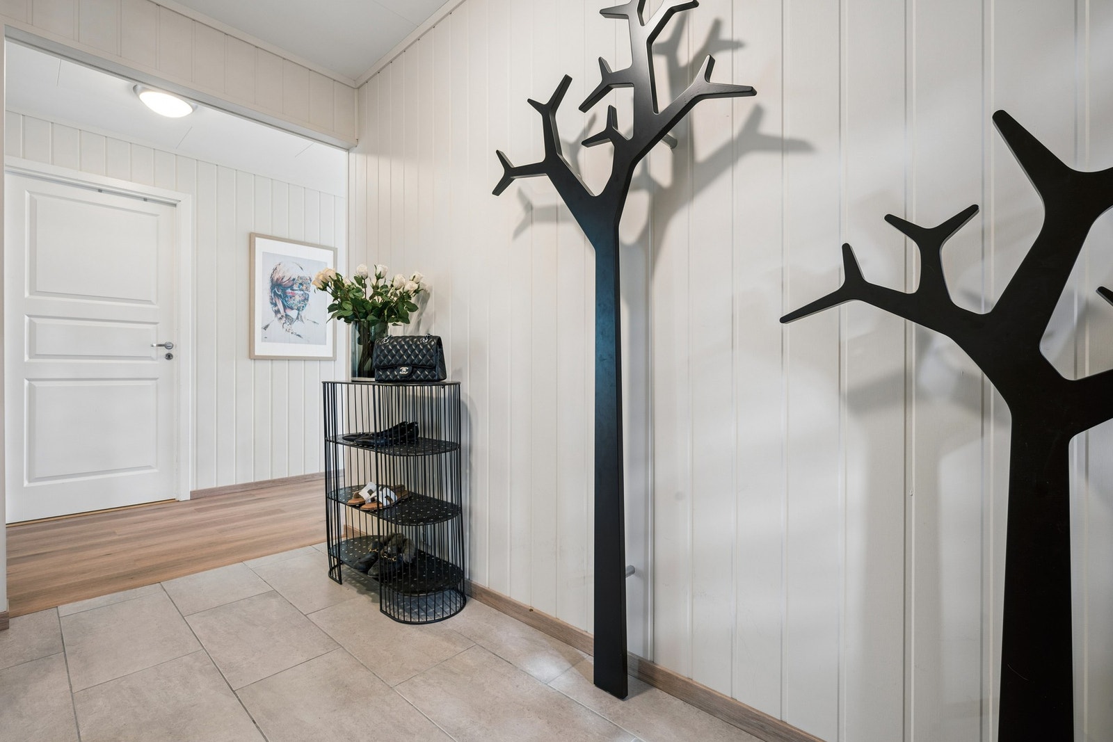 Her er det god plass til oppbevaring av yttertøy og sko. Galleribilde