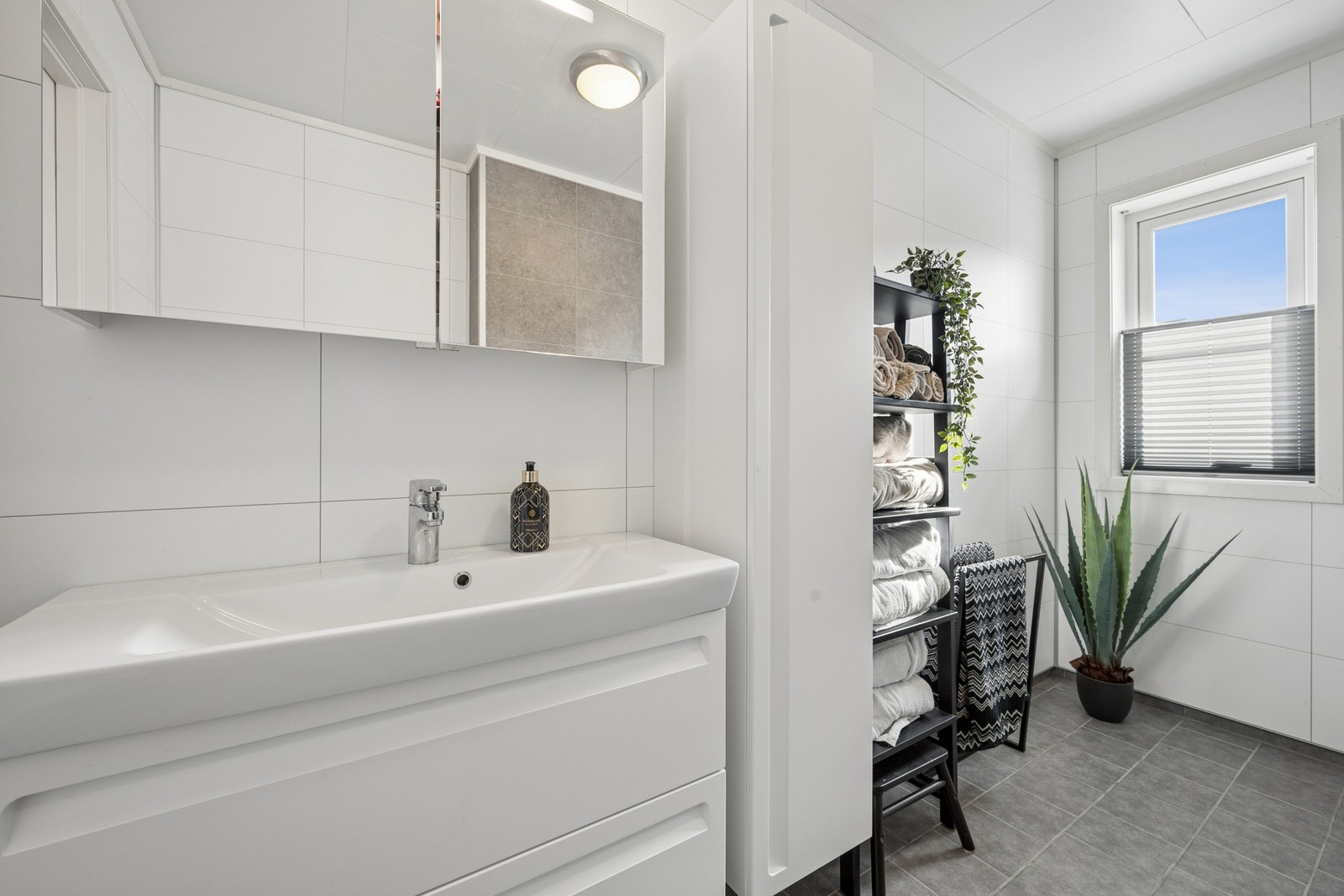 Bad fra 2015 med baderomsinnredning og nedfelt servant. Galleribilde