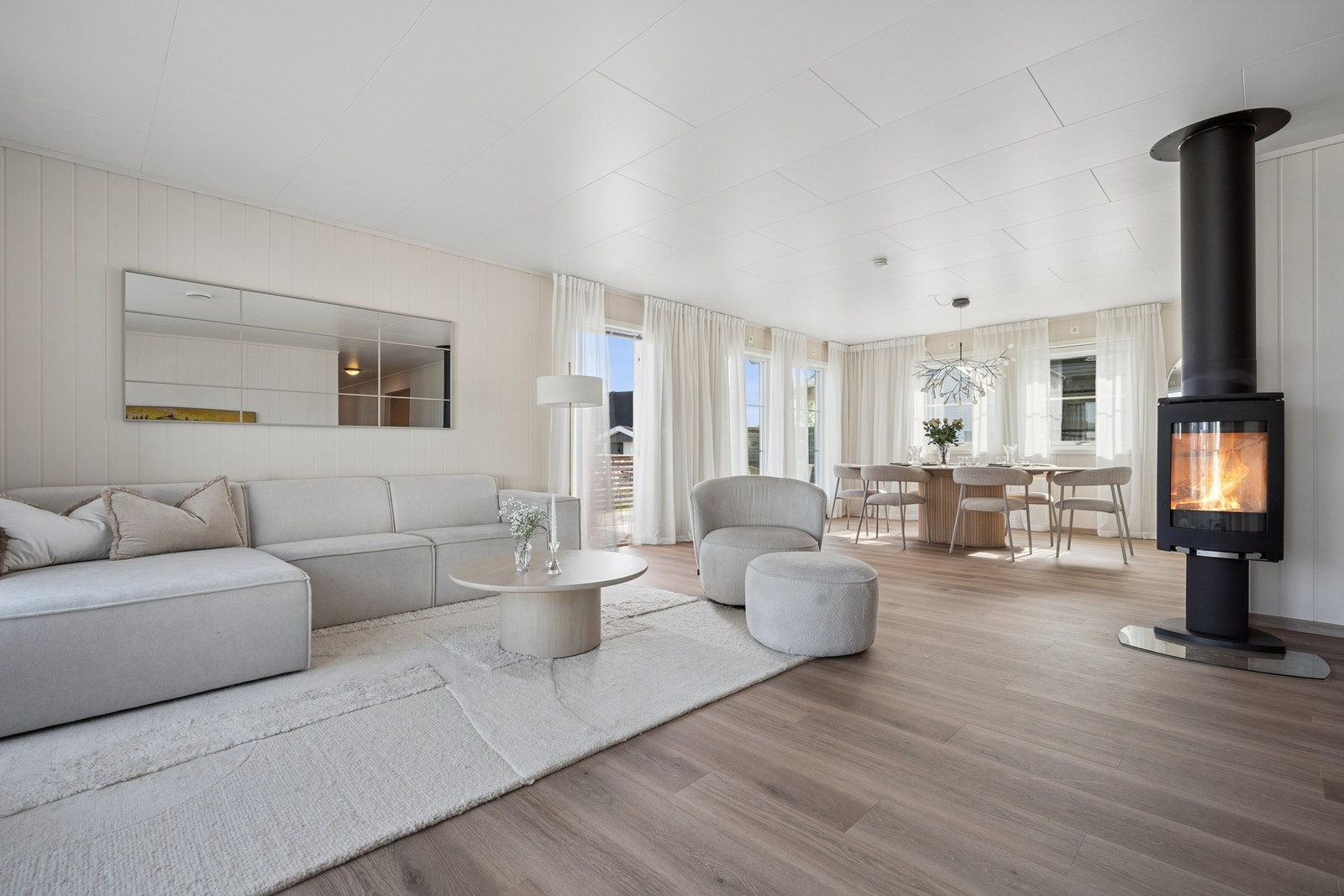 Stuen er romslig med plass til både sofagruppe og spisebord. Galleribilde