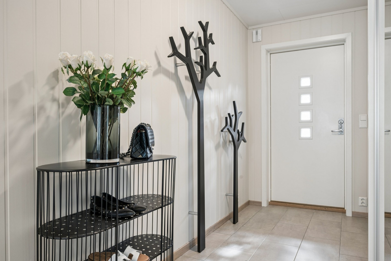 Entréen ønsker velkommen inn i en bolig med gjennomgående oppgraderte overflater. Galleribilde
