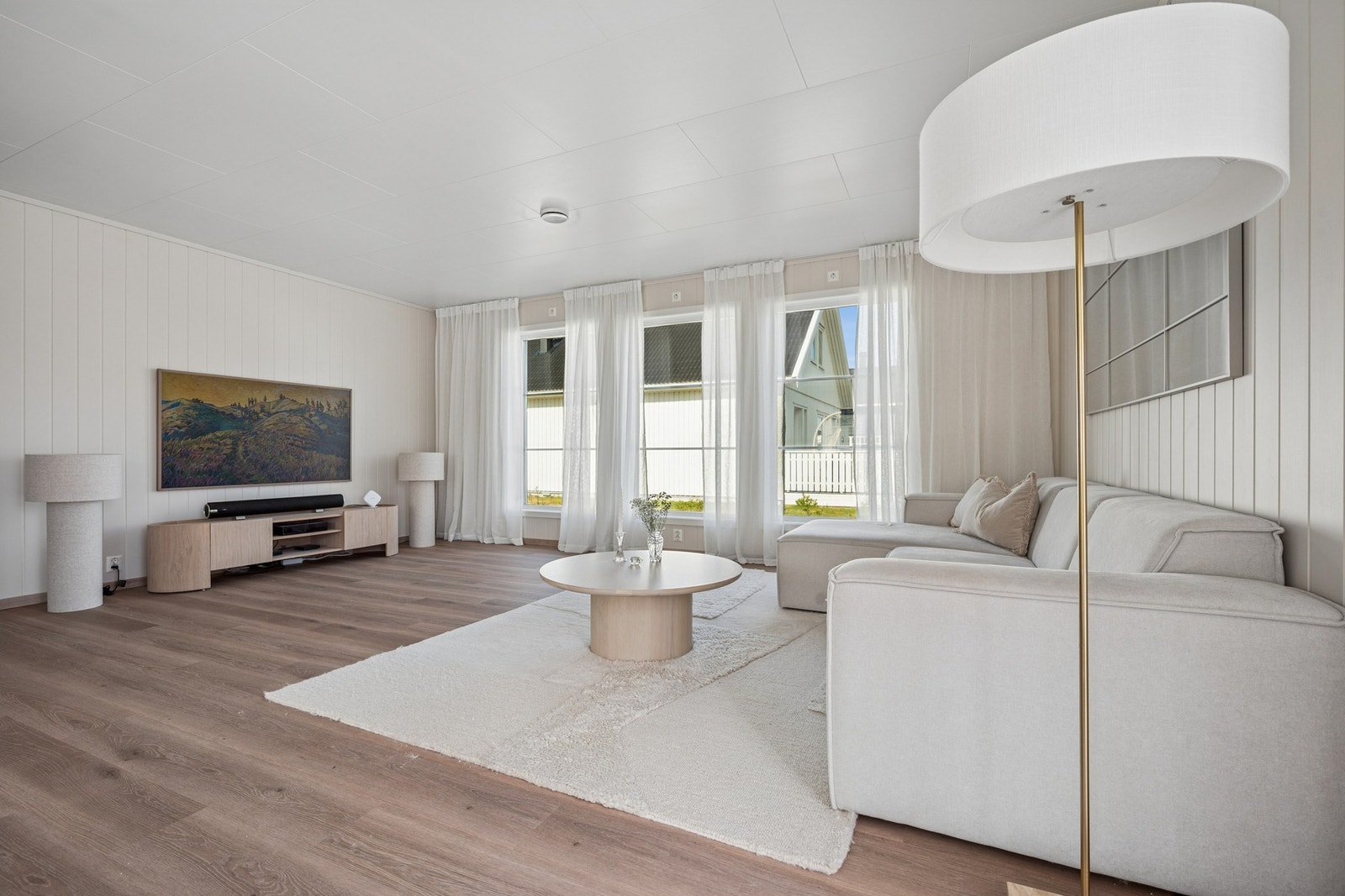 Store vindusflater med 3-lags glass fra 2015 slipper inn rikelig med dagslys. Galleribilde