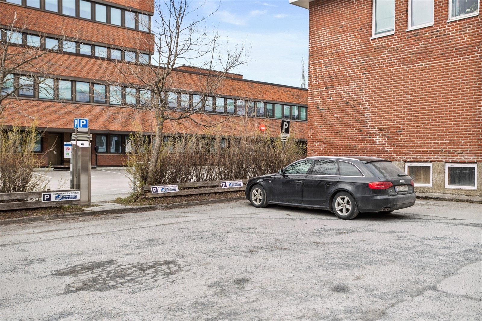 Rikelig med parkeringsplasser Galleribilde