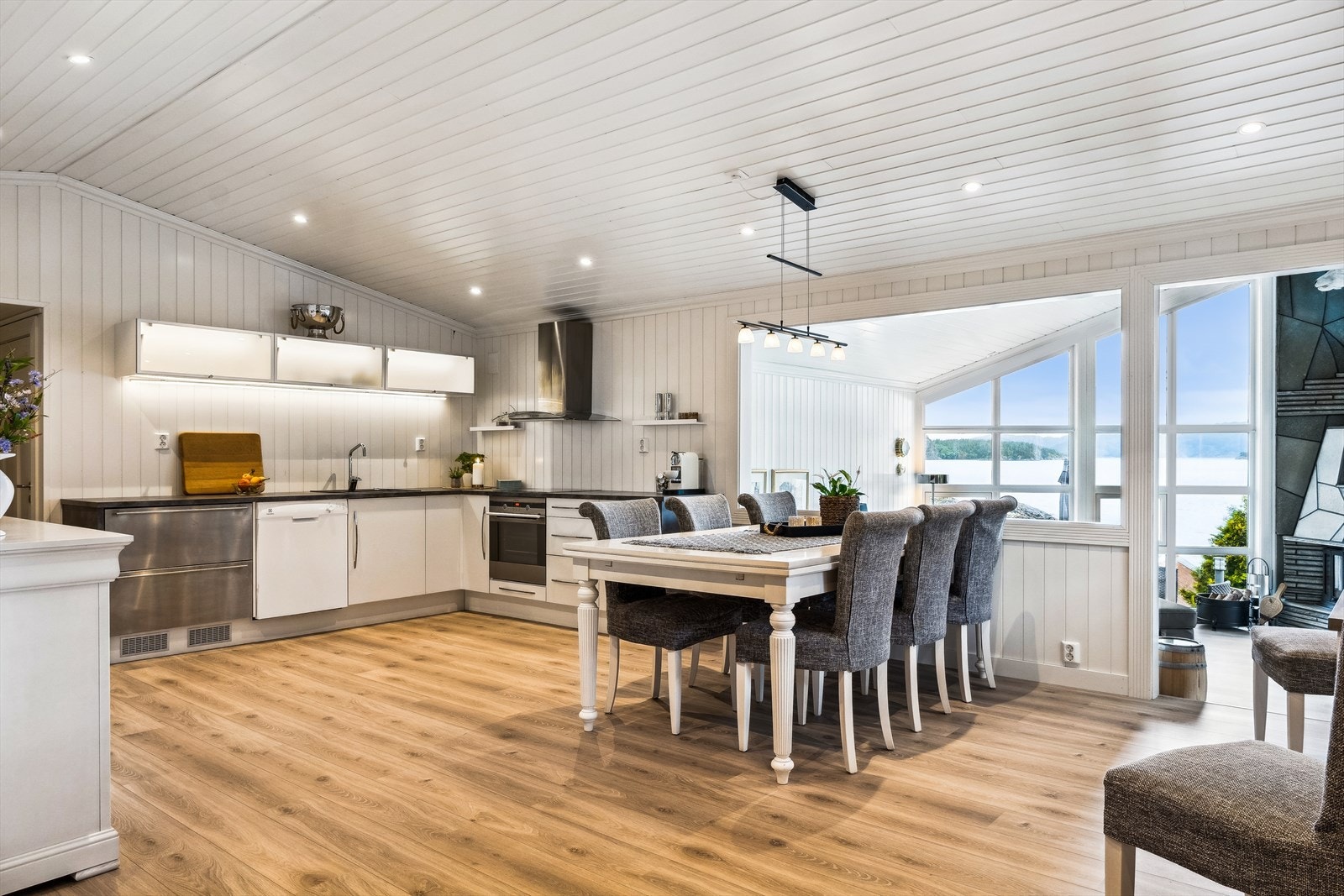Kjøkken med åpen løsning til stue. Maritim utsikt fra spiseplass. Galleribilde