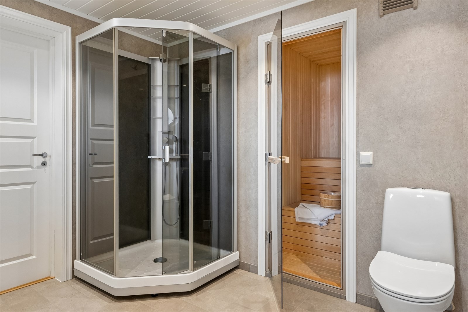 Dør til badstue fra badet gir praktisk tilgang til spa-fasiliteter. Galleribilde