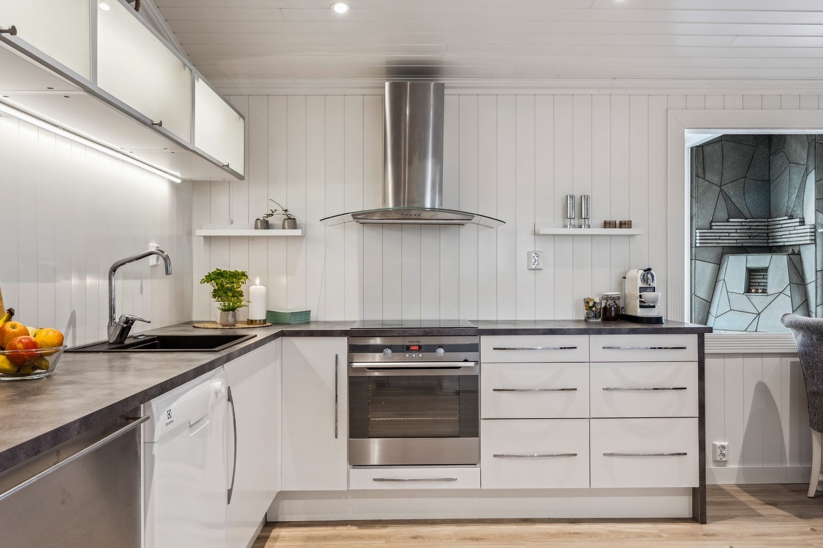 Innredningen består av glatte, lyse fronter og en benkeplate av laminat. Galleribilde