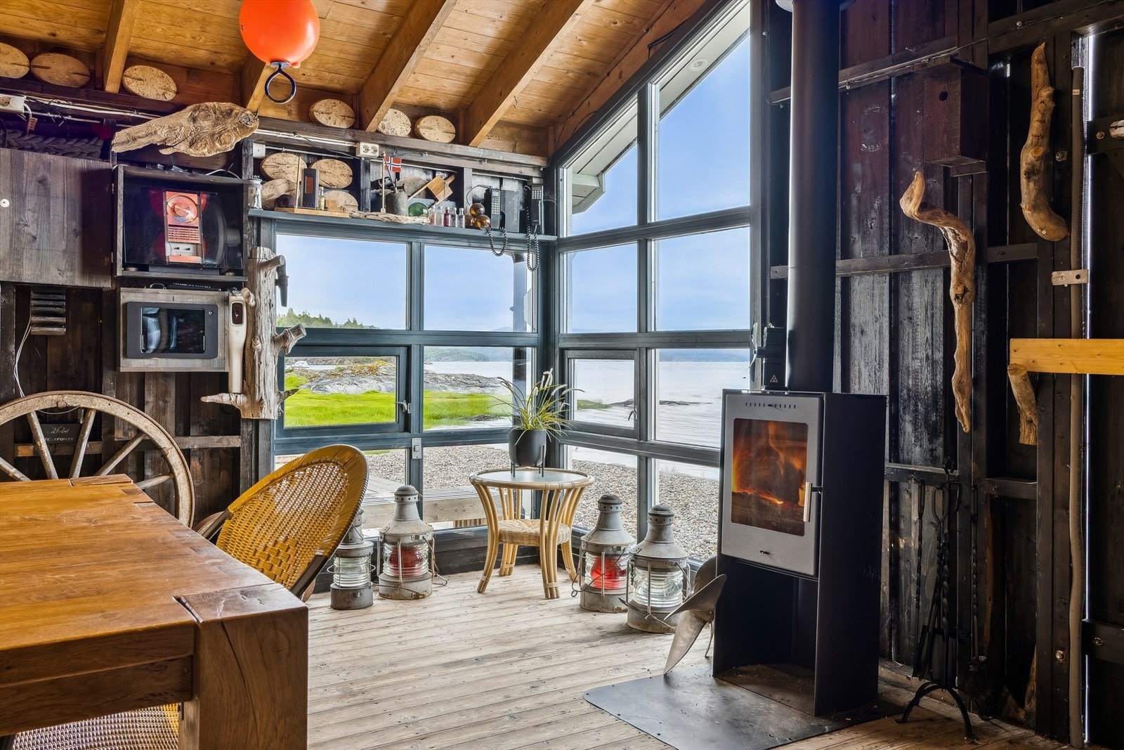 Fra naustet er det panoramavinduer som gir utsikt mot sjøen. Galleribilde