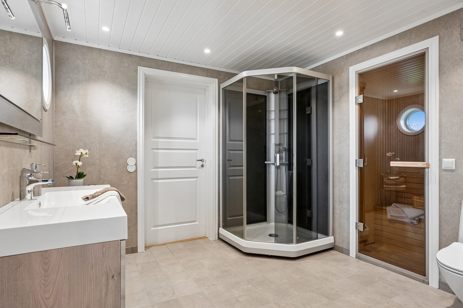 Dør til badstue fra badet gir praktisk tilgang til spa-fasiliteter. Galleribilde