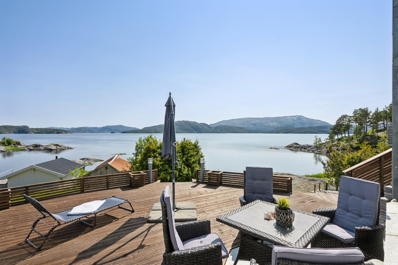 Terrasse med utsikt mot Hemna og Sør-Namsen. Galleribilde