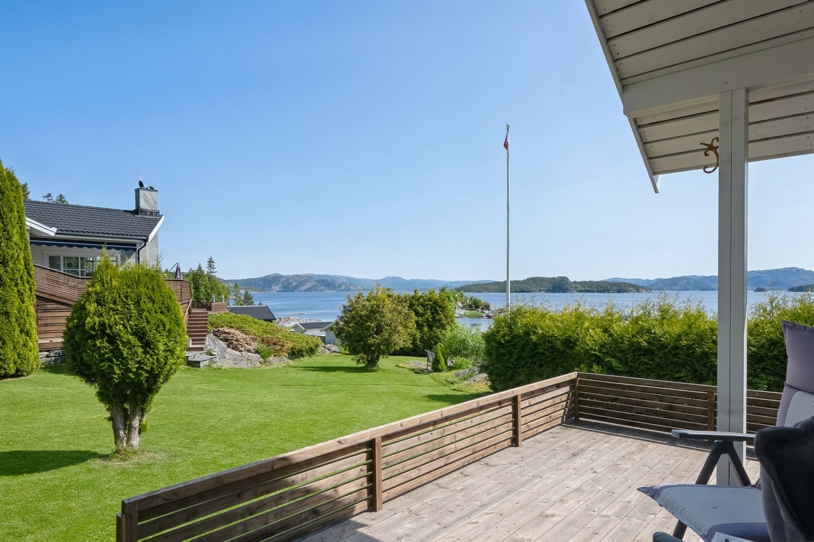 Tomten er meget flott opparbeidet med plen, beplantning og natursteinsmurer. Galleribilde