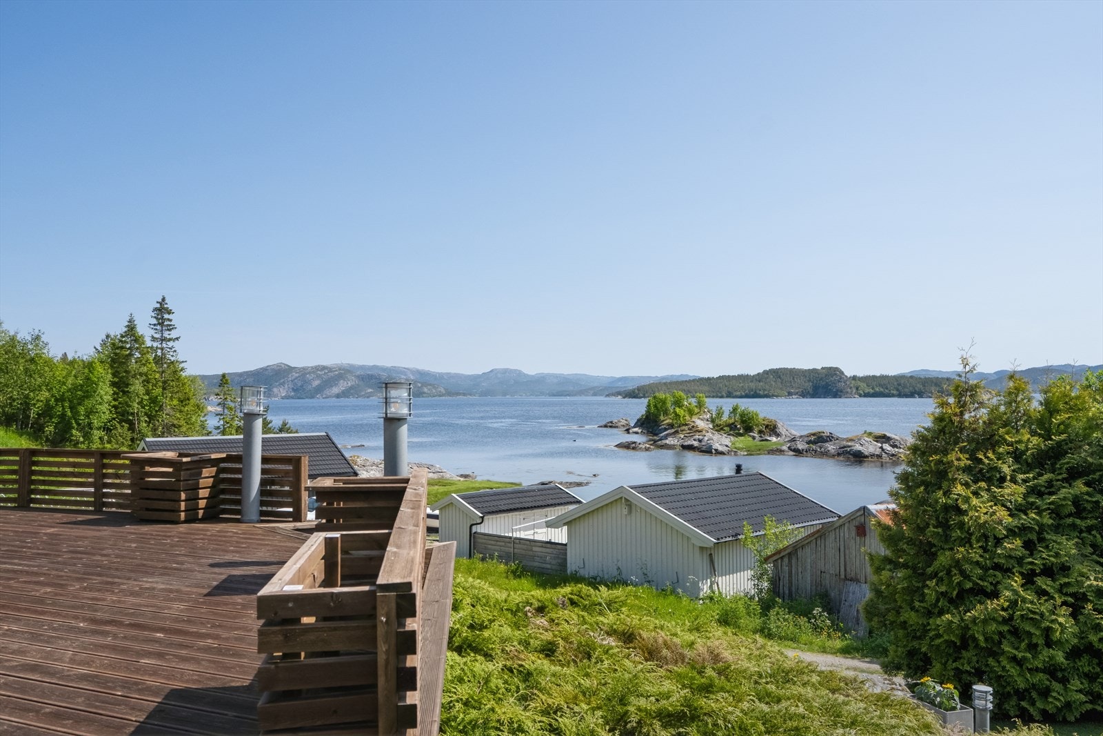Terrassen har en fin beliggenhet med utsikt mot sjøen og tilknytning til naustet. Galleribilde