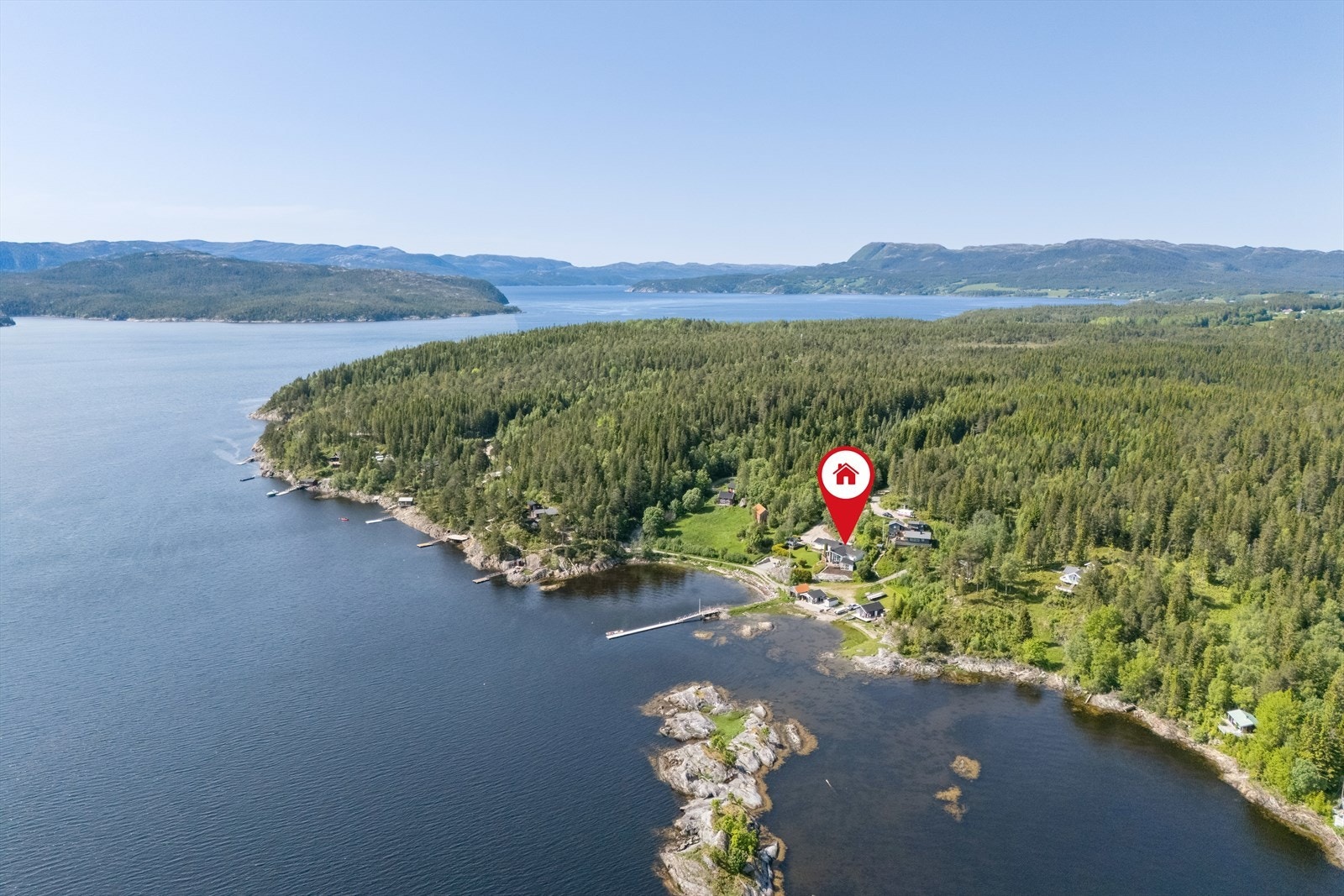 Eiendommen ligger i et naturskjønt område med nærhet til sjøen Galleribilde