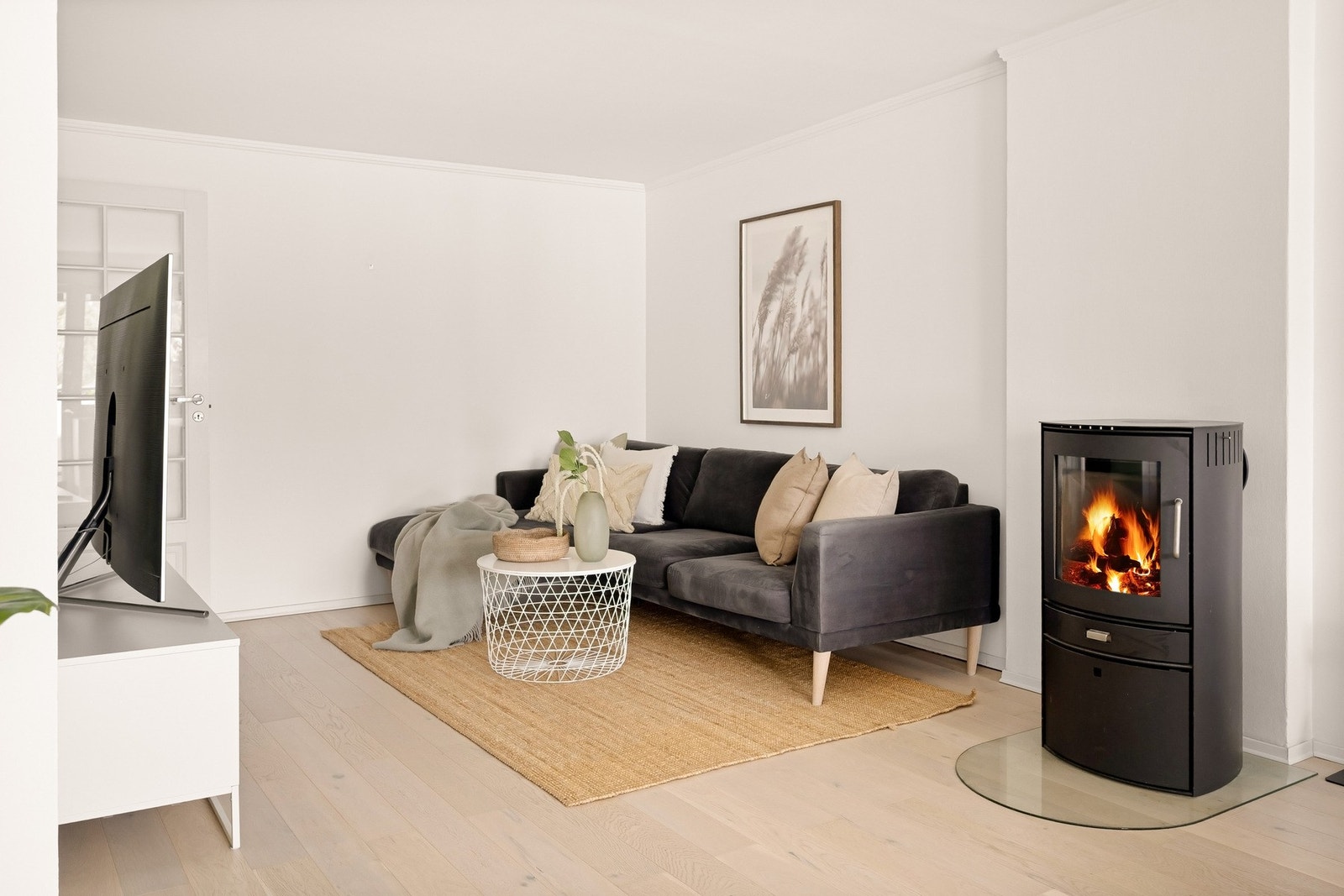 Stuen har god utforming med naturlig plass til en spisegruppe, sofa og TV med tilhørende møblement. Galleribilde