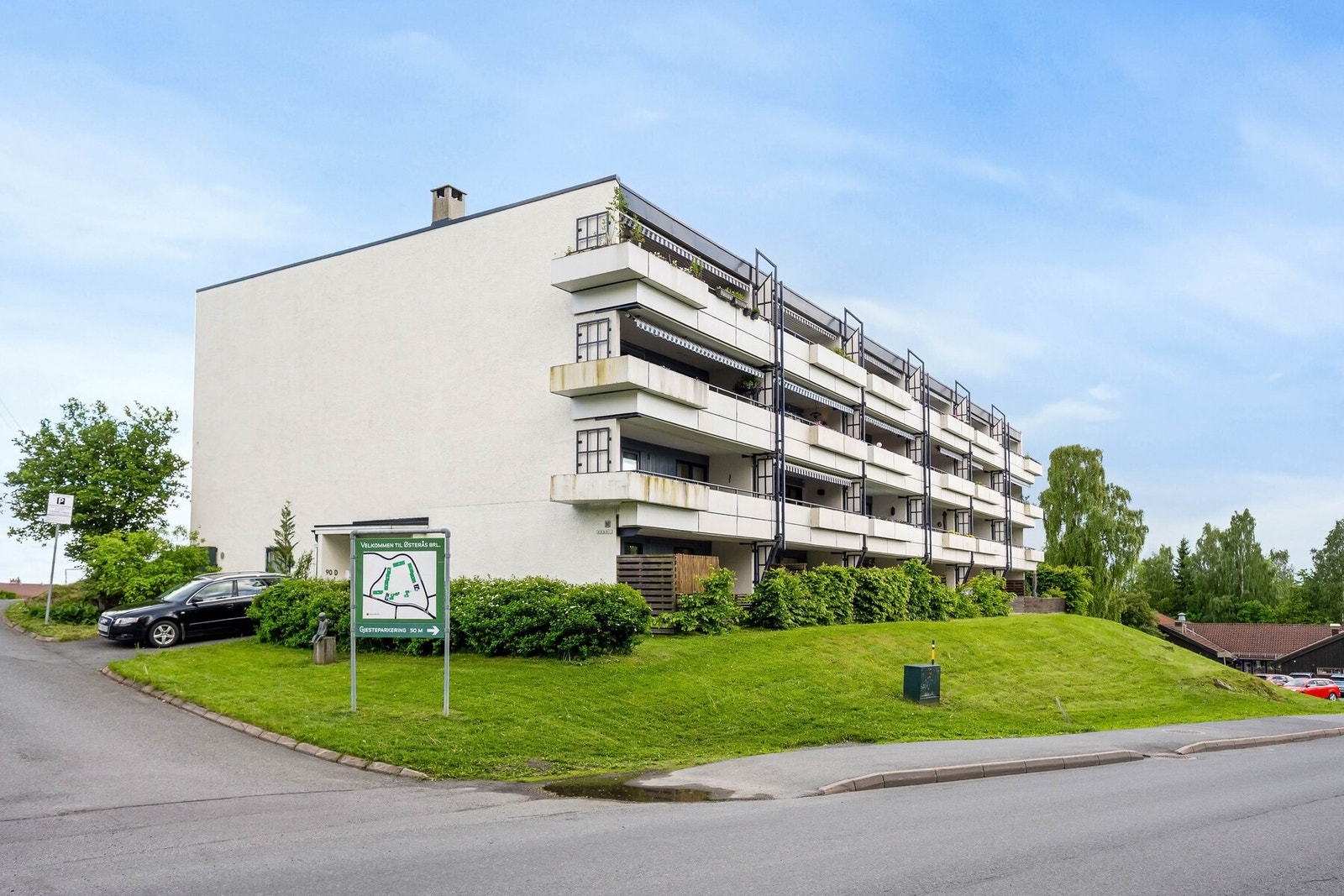 Borettslaget har en meget pent opparbeidet tomt, med store gressplener og lekeplass like utenfor. Galleribilde