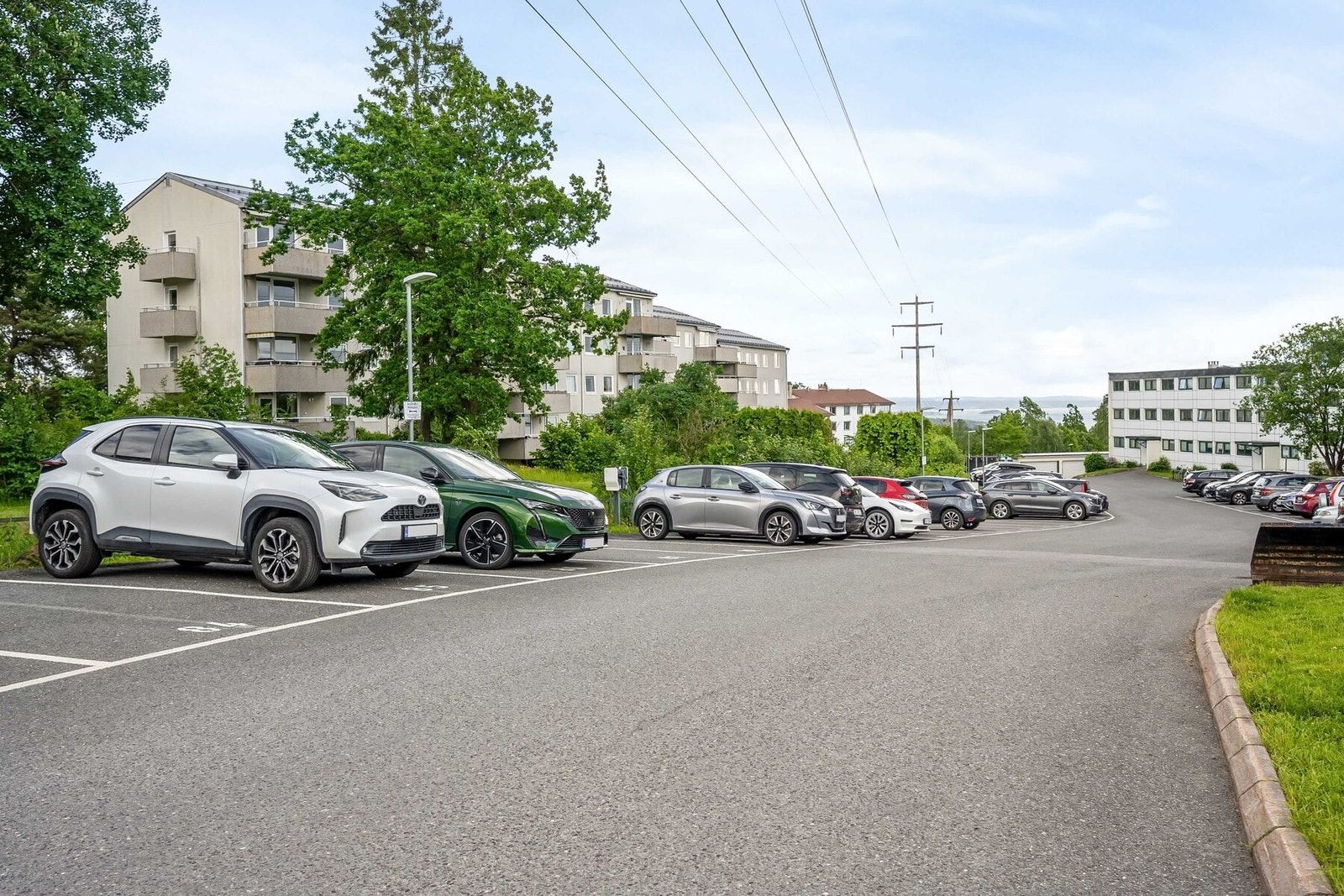 Det medfølger ingen parkeringsplass, men det er mulighet for leie av fast uteparkering (NOK 200/mnd) med el-bil parkeringsplass (NOK 600/mnd + betaling per kwh) eller garasjeplass (NOK 400/mnd). Galleribilde