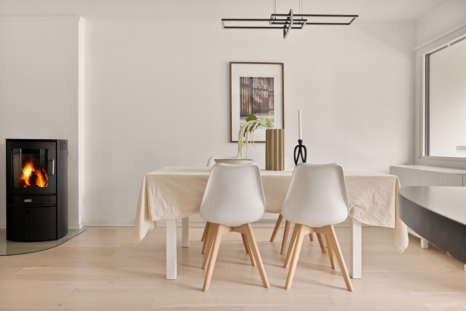 Sentralt i rommet er det en lukket peisovn med glassfronter som byr på ekstra varme og lun atmosfære på kalde dager. Galleribilde
