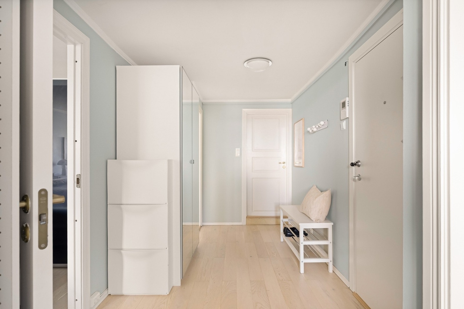 Det er satt inn en skyvedørsgarderobe med speilfronter med god plass til å henge fra seg yttertøyet, som medfølger salget. Galleribilde