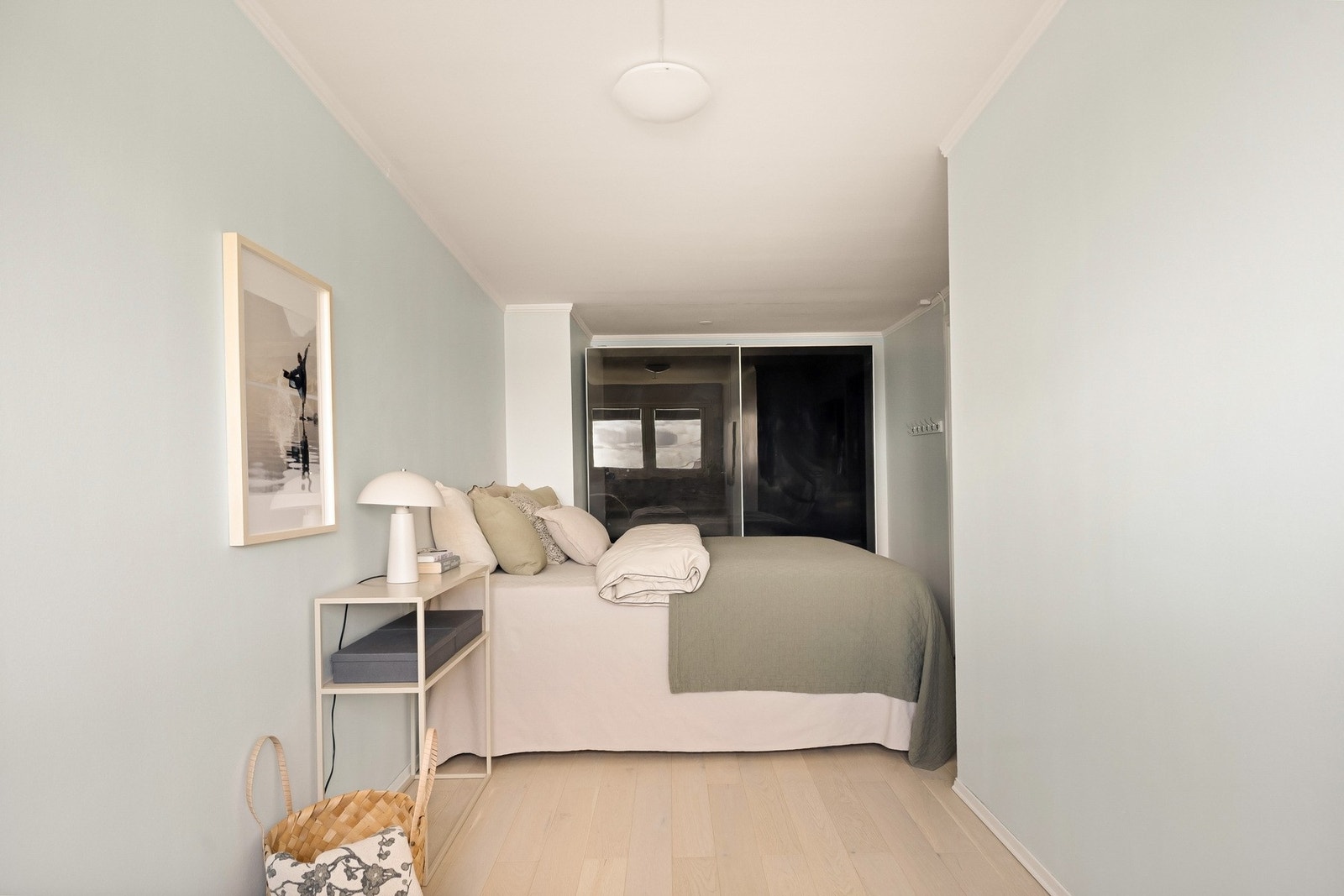 Det er satt inn en skyvedørsgarderobe med god plass til oppbevaring av klær og tilbehør - som medfølger salget. Galleribilde